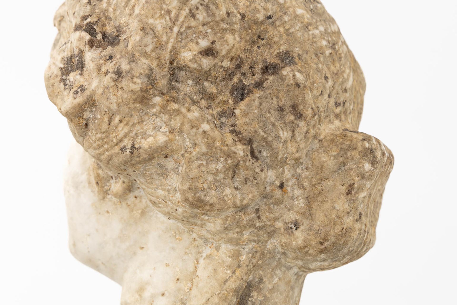 An antique sculptured head of a lady, mounted on a base. Probably of Roman origin. (L:25 x W:24 x H: - Bild 10 aus 10