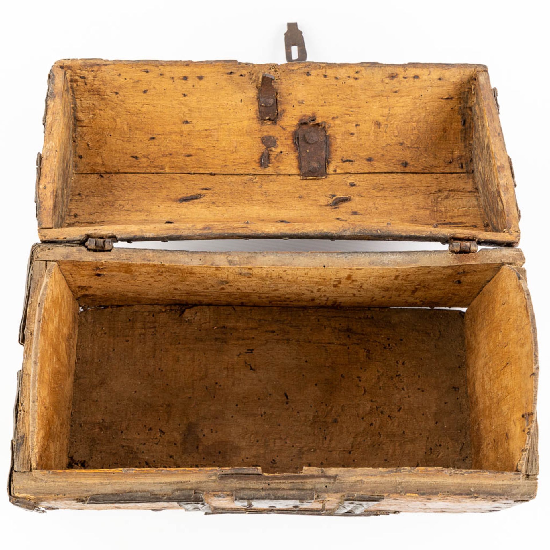 An antique money box or storage chest, wood and wrought iron, 16th/17th C. (L:20 x W:36 x H:22 cm) - Image 10 of 14