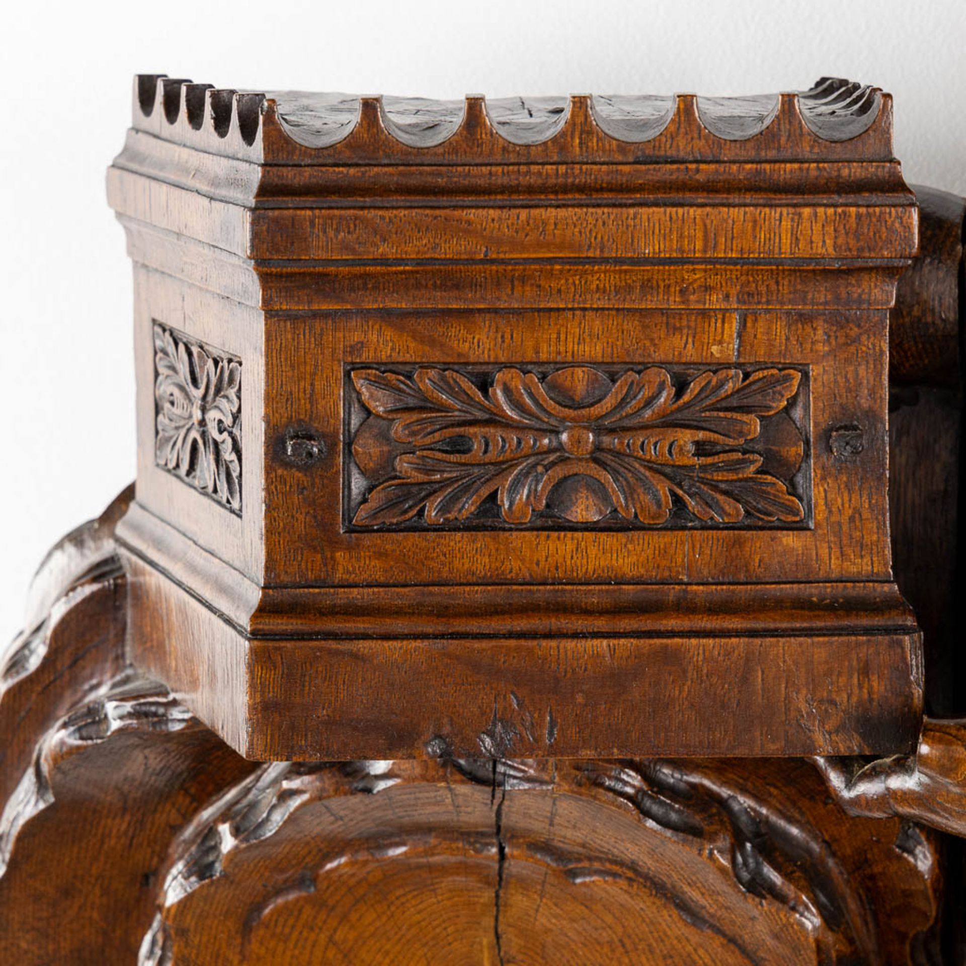 An exceptional pair of wood-sculptured angles, oak, 18th C. (W:45 x H:93 cm) - Bild 6 aus 16