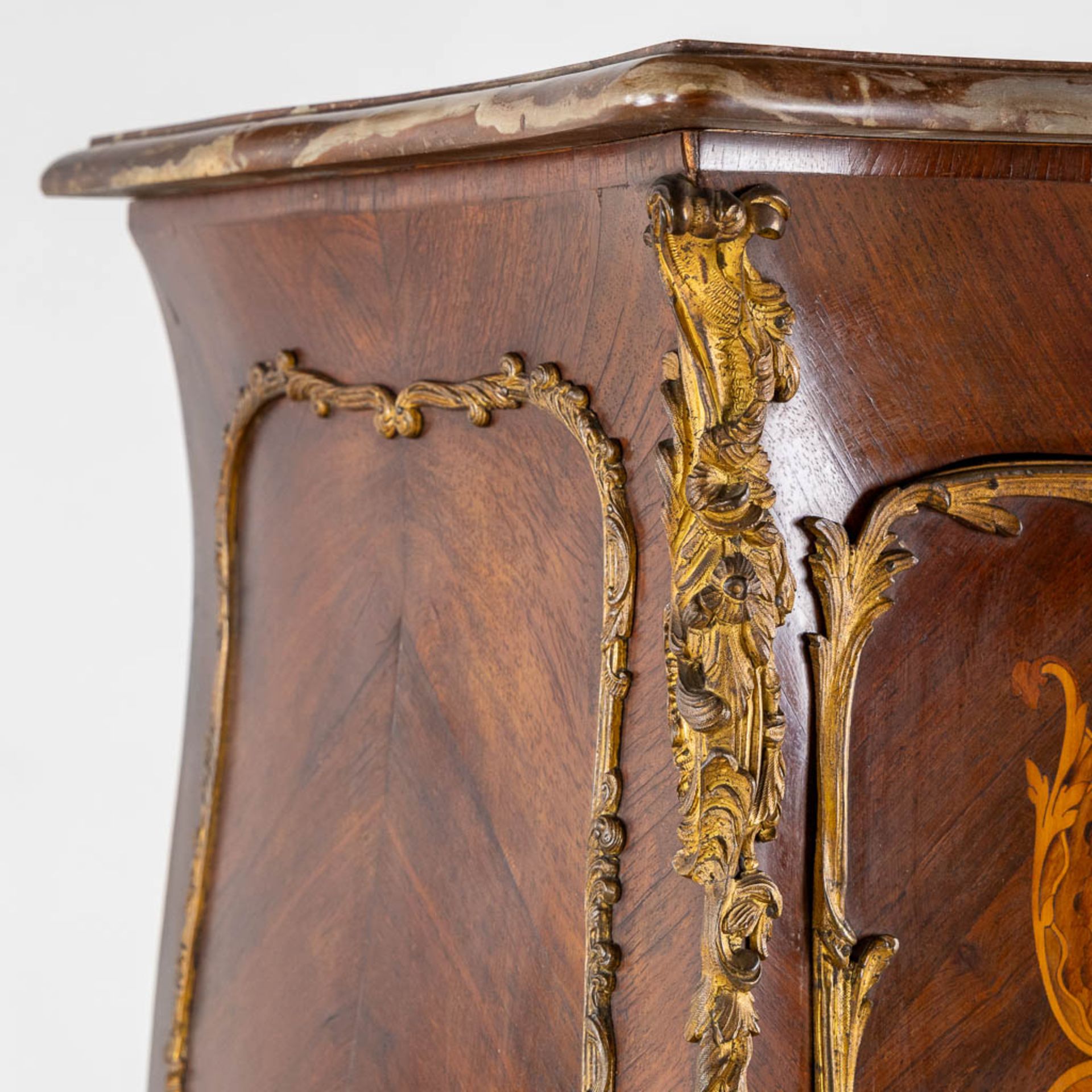A decorative cabinet on high feet, marquetry inlay mounted with bronze in Louis XV style. Circa 1880 - Bild 16 aus 18