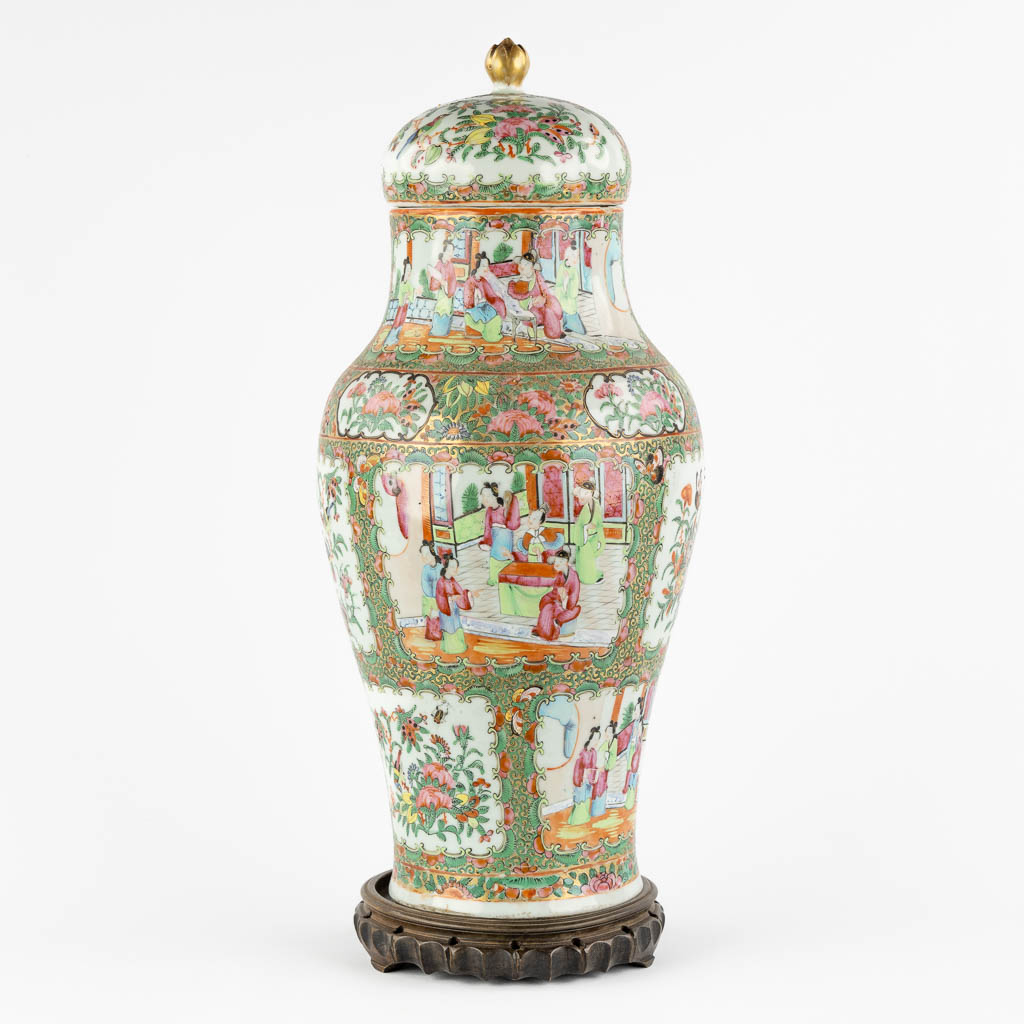 A Chinese Canton vase with a lid, interior scnes with figurines, fauna and flora. 19th/20th C. (H:4 - Image 6 of 19