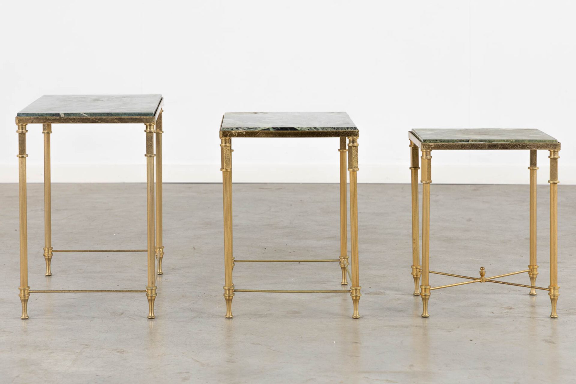 A set of 3 nesting tables, brass with green marble. (L:31 x W:61 x H:46 cm) - Bild 4 aus 8