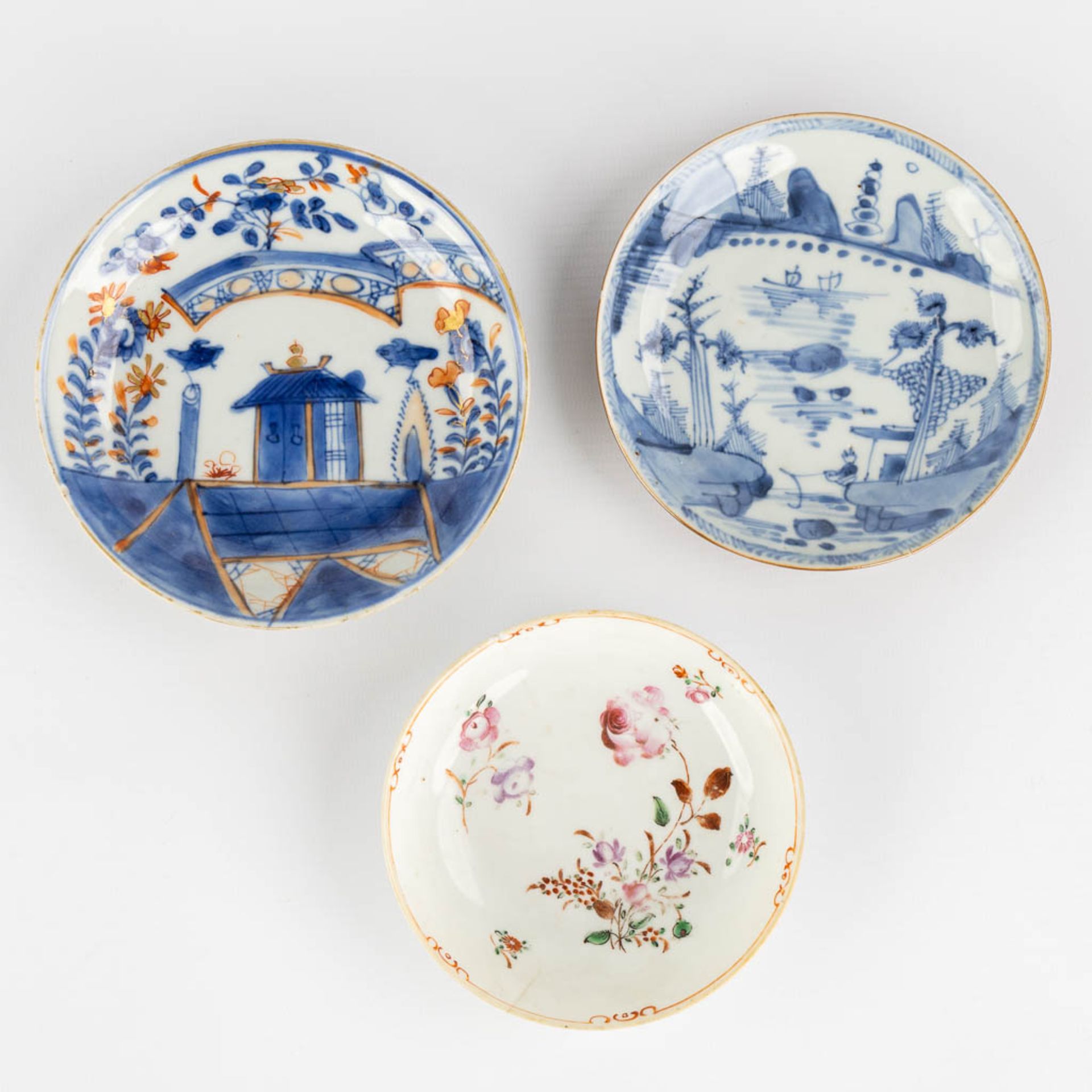 7 Chinese and Japanese blue-white, Famille Rose, Imari plates. 18th/19th/20th C. (D:23 cm) - Image 12 of 16