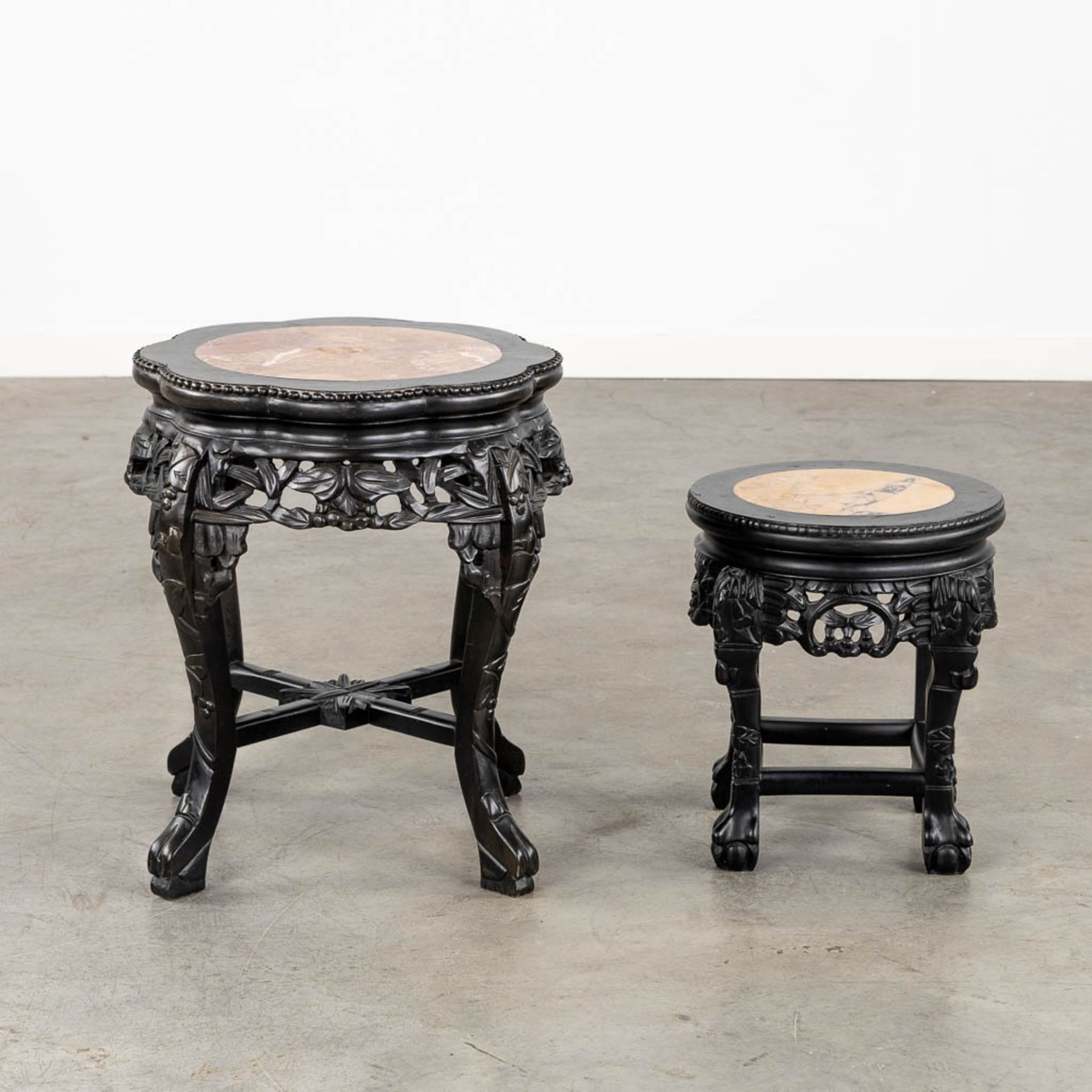 Two Chinese hardwood side tables with a marble top. (H:48 x D:45 cm) - Bild 4 aus 14