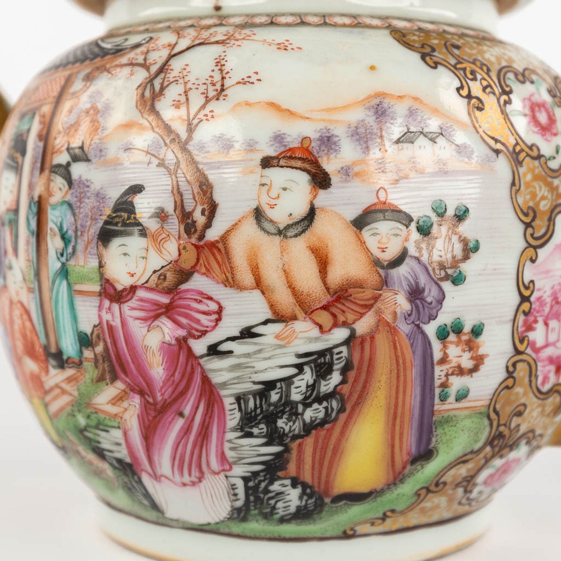 An antique Chinese Famille Rose teapot with a Family Scne, Qinalong, 18th C. (L:11 x W:20 x H:12,5 - Image 11 of 12