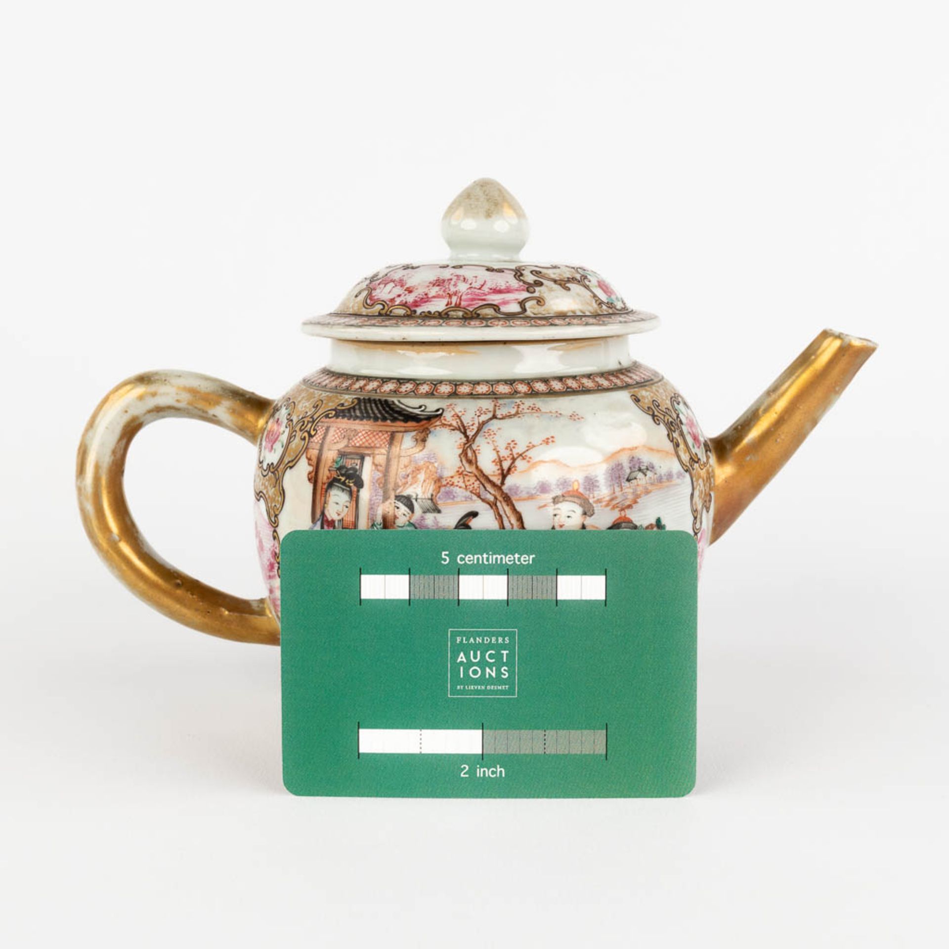 An antique Chinese Famille Rose teapot with a Family Scne, Qinalong, 18th C. (L:11 x W:20 x H:12,5 - Image 2 of 12