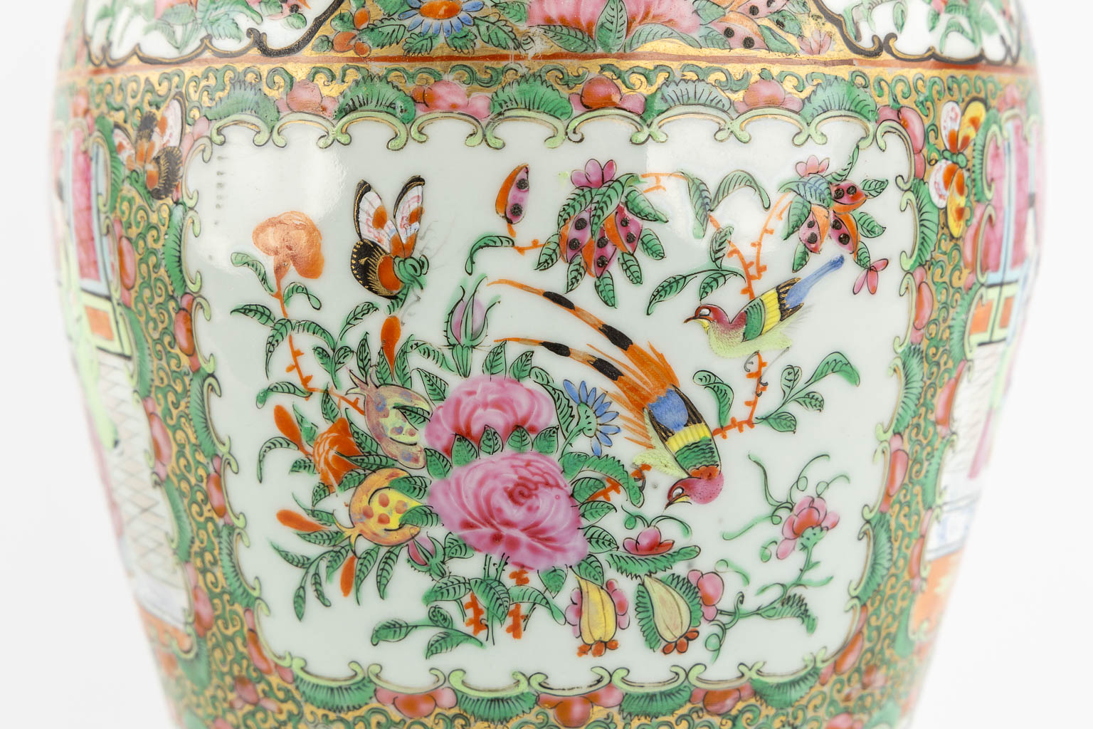 A Chinese Canton vase with a lid, interior scnes with figurines, fauna and flora. 19th/20th C. (H:4 - Image 17 of 19