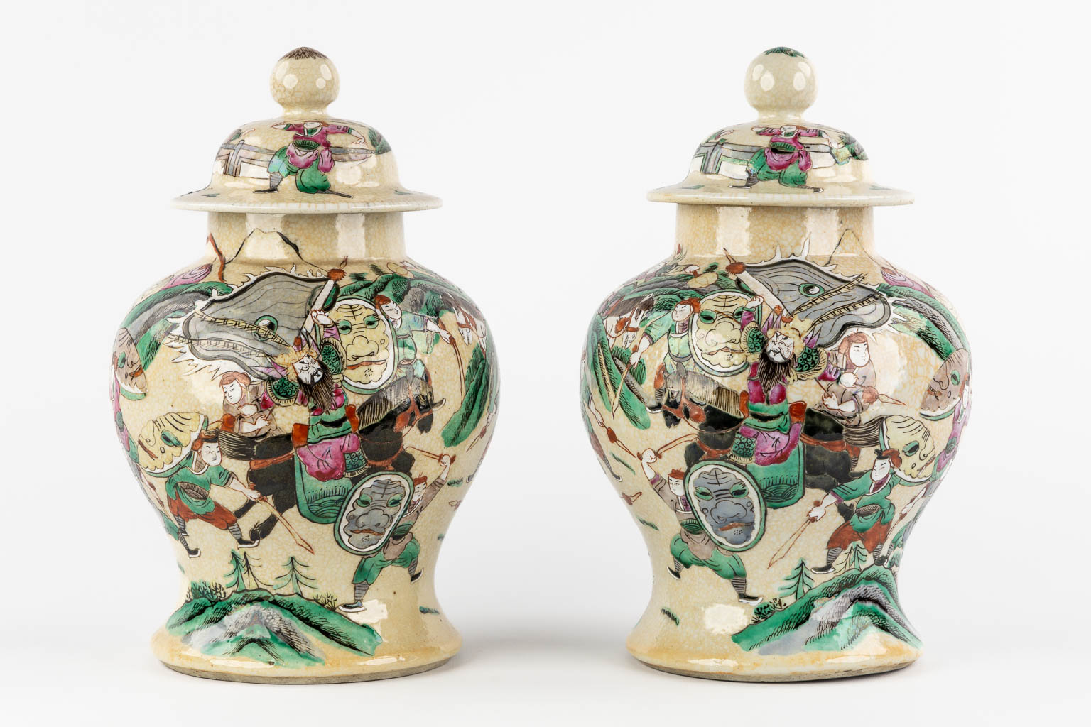 A pair of Chinese Nanking Baluster vases with covers, decorated with warrior scnes. (H:32 x D:19 cm - Image 3 of 14