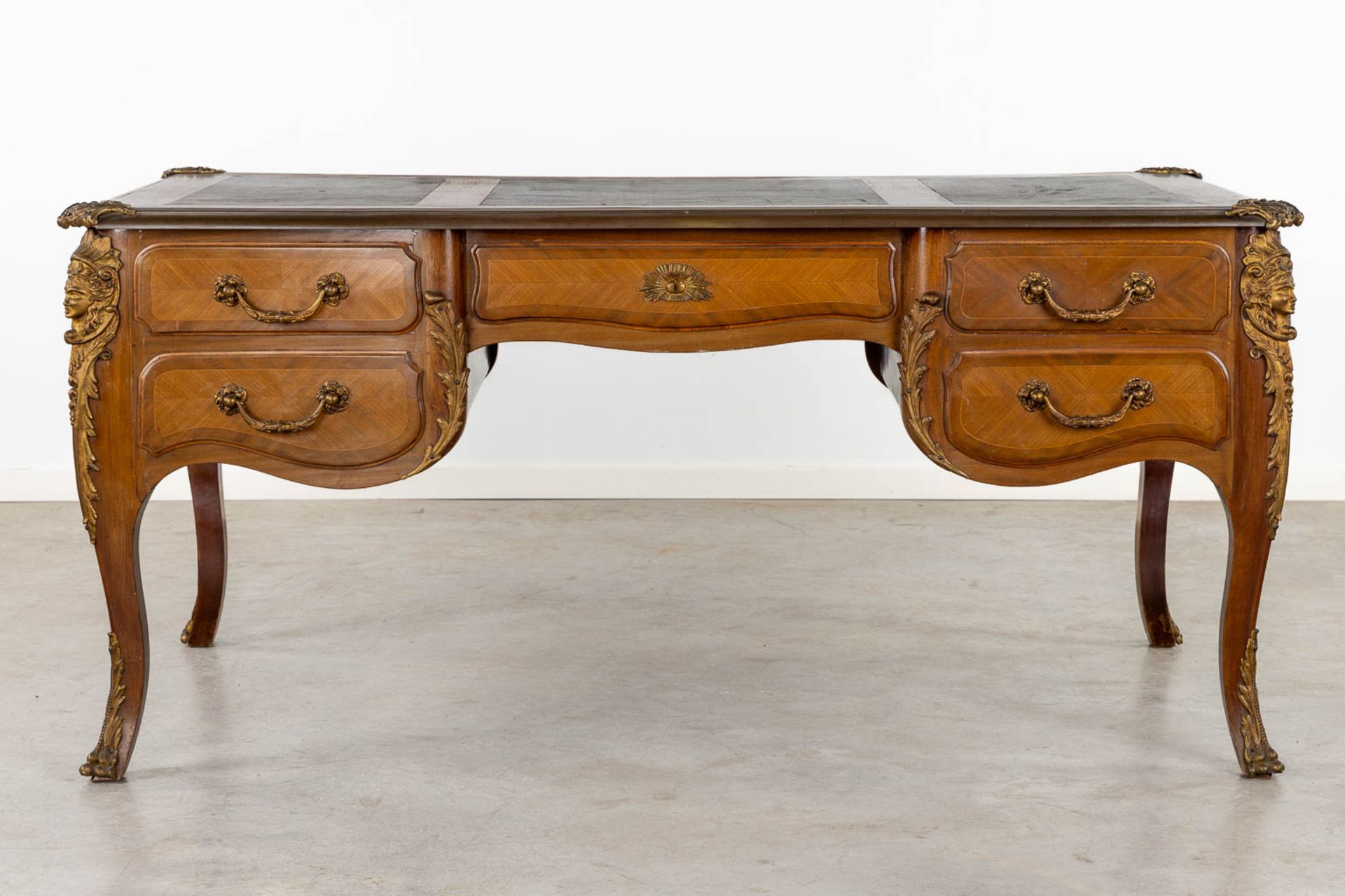 A richly decorated desk, wood mounted with bronze and standing on claw feet. Circa 1920. (L:100 x W: - Bild 6 aus 14