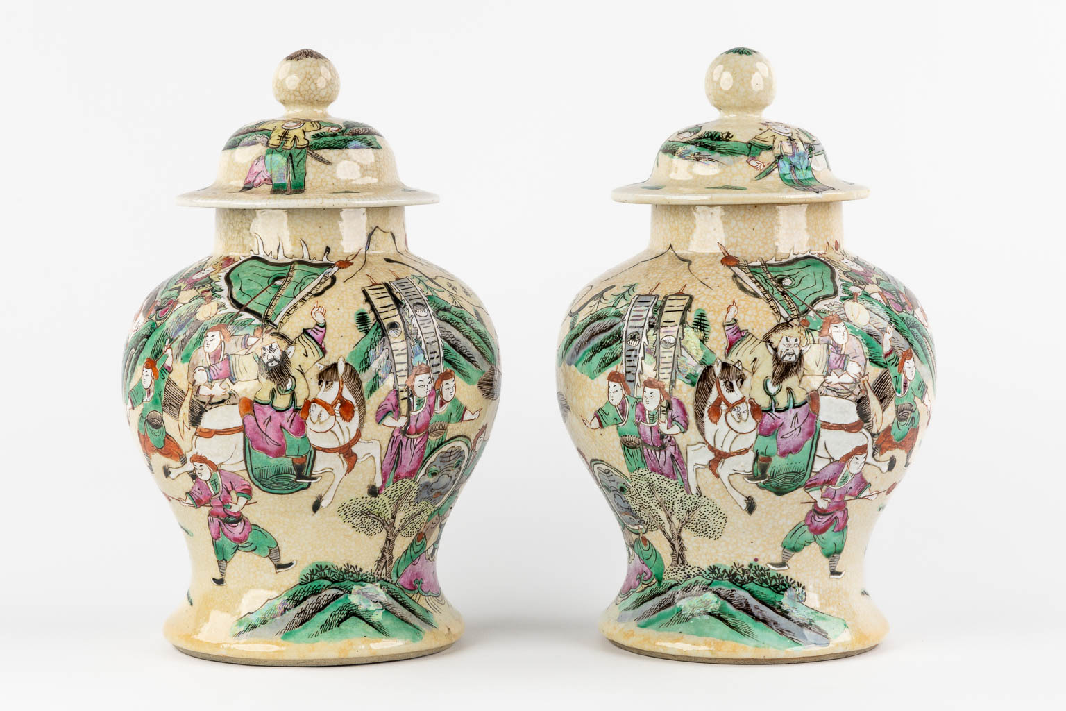 A pair of Chinese Nanking Baluster vases with covers, decorated with warrior scnes. (H:32 x D:19 cm - Image 6 of 14