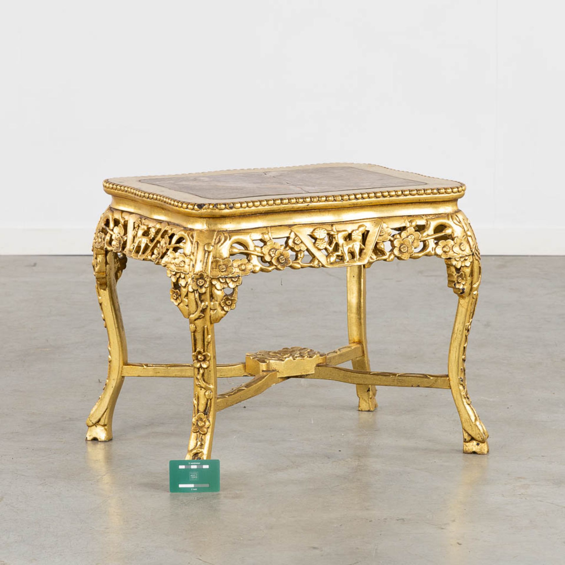 An oriental style side table, gilt wood with a marble top. (L:46 x W:52 x H:48 cm) - Bild 2 aus 12