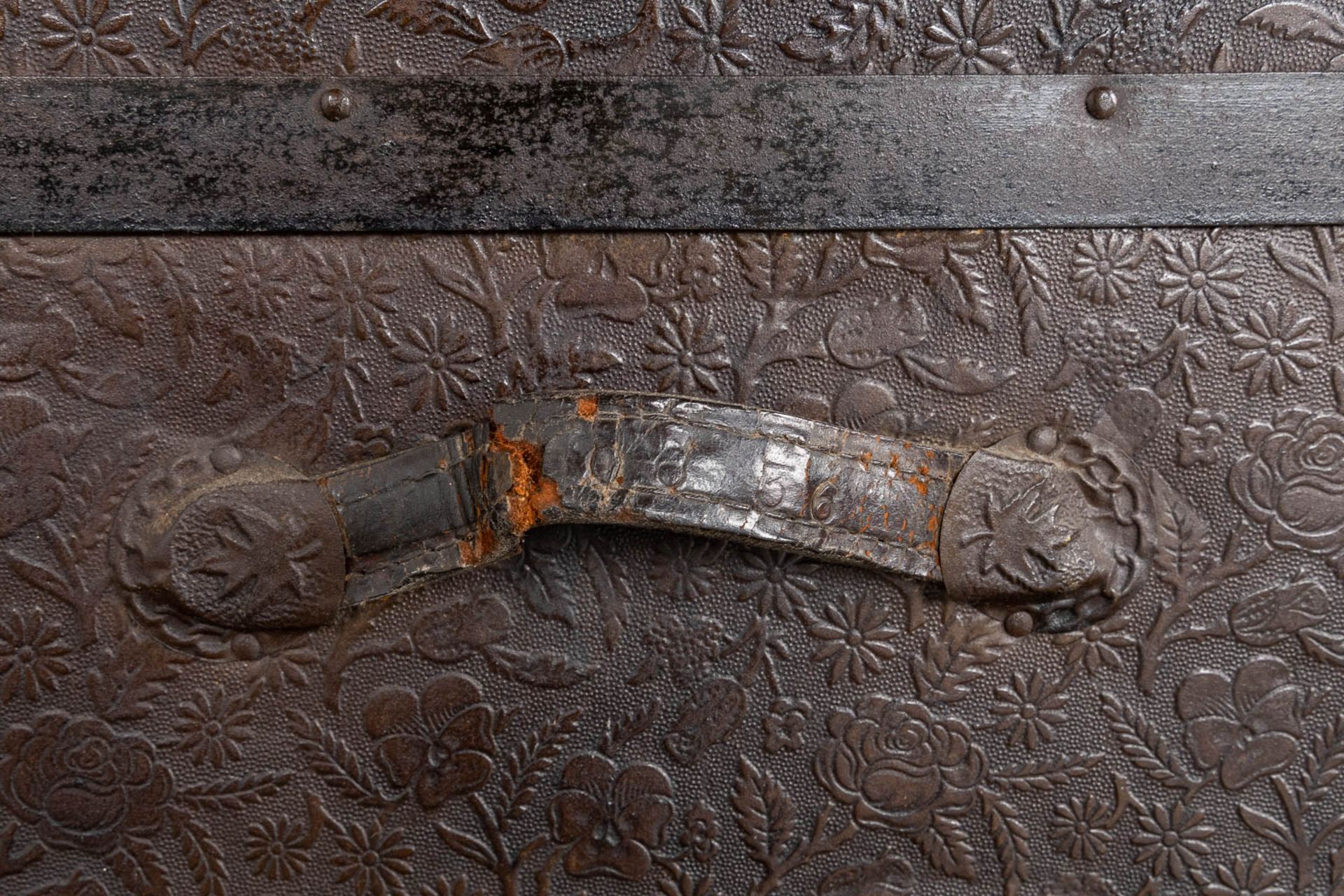 A large and antique chest decorated with leather and metal. (L:48 x W:95 x H:65 cm) - Bild 13 aus 13