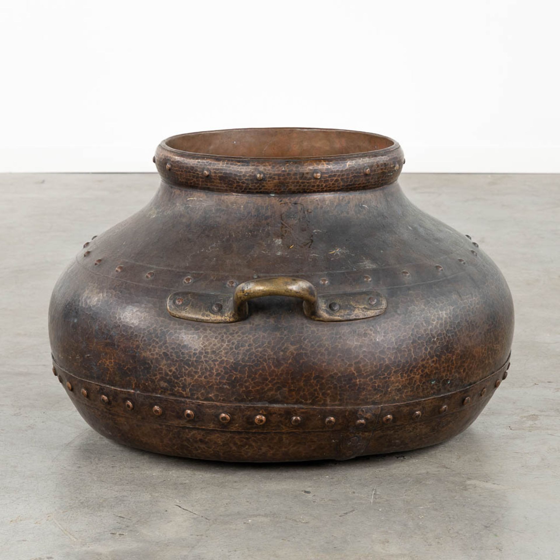 A large kettle, copper with brass rivets. (L:70 x W:80 x H:45 cm) - Bild 4 aus 11