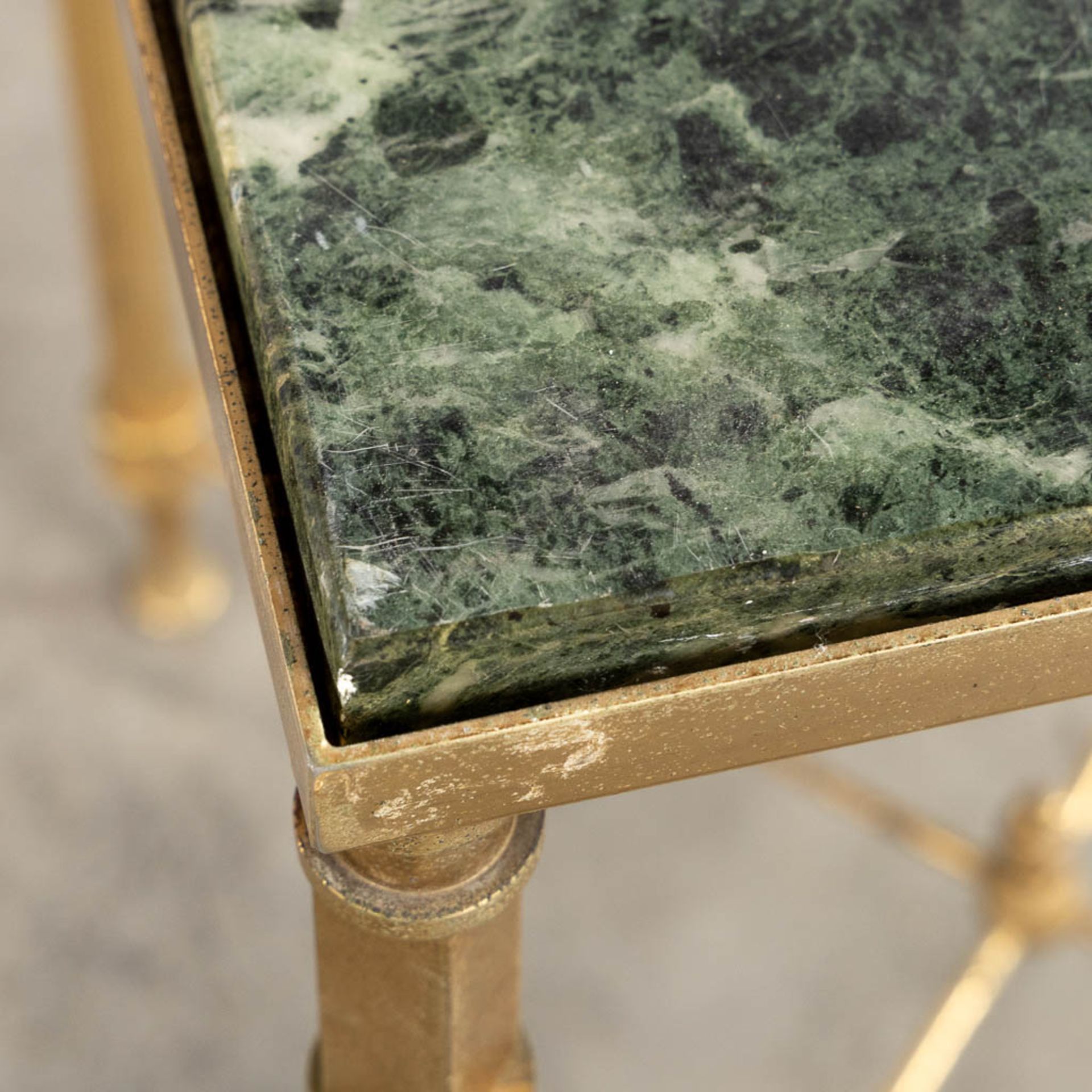 A set of 3 nesting tables, brass with green marble. (L:31 x W:61 x H:46 cm) - Bild 6 aus 8