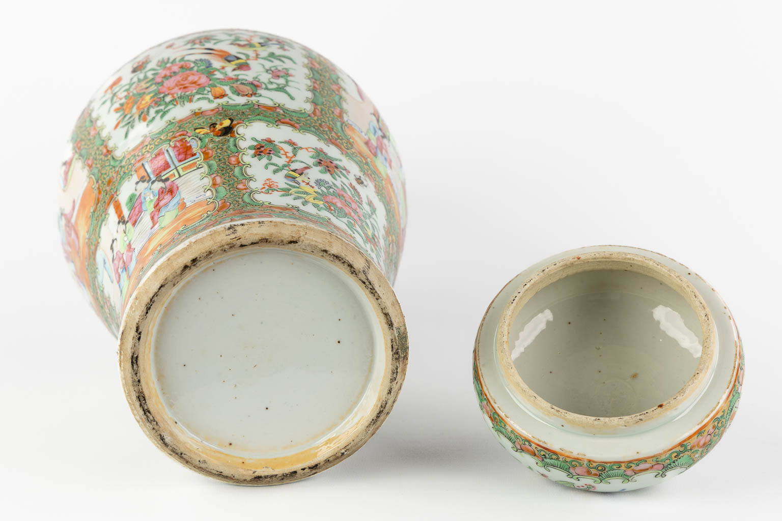 A Chinese Canton vase with a lid, interior scnes with figurines, fauna and flora. 19th/20th C. (H:4 - Image 10 of 19