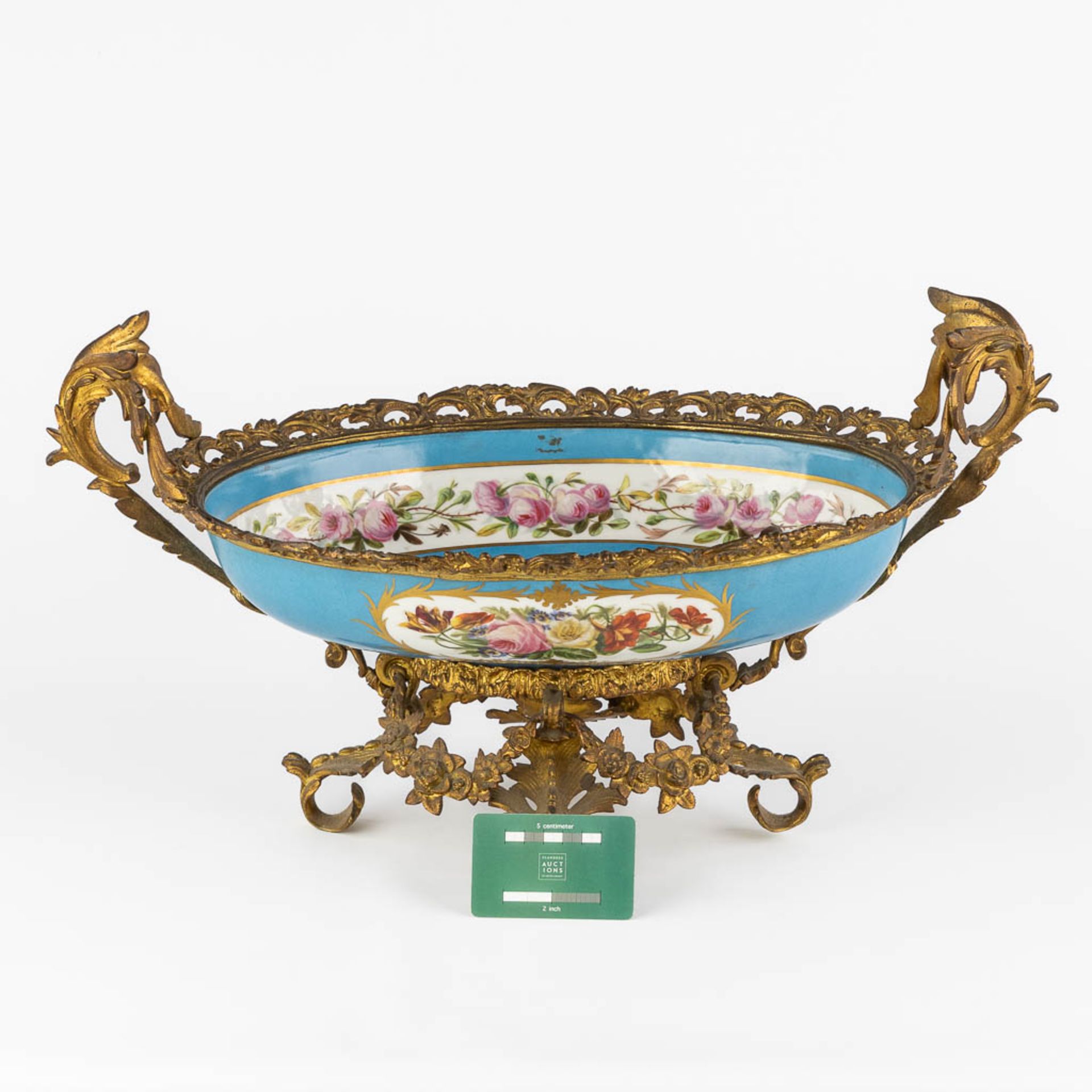 A large bowl with hand painted floral and romantic scne, mounted with gilt bronze. 19th C. (L:32 x - Bild 2 aus 14