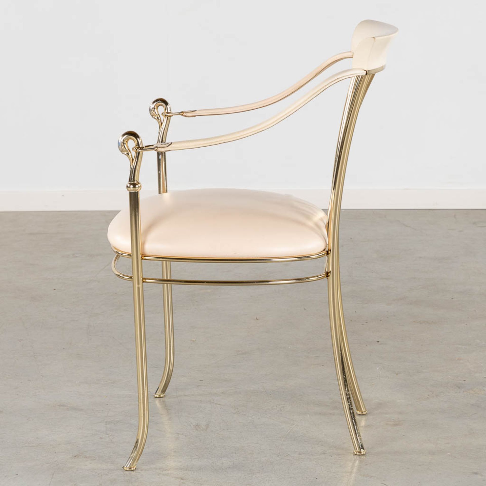 Manuel VIDAL GRAU (XX) 'Oval table and 6 chairs' resin, gilt metal and leather. (L:115 x W:200 x H:7 - Bild 13 aus 21