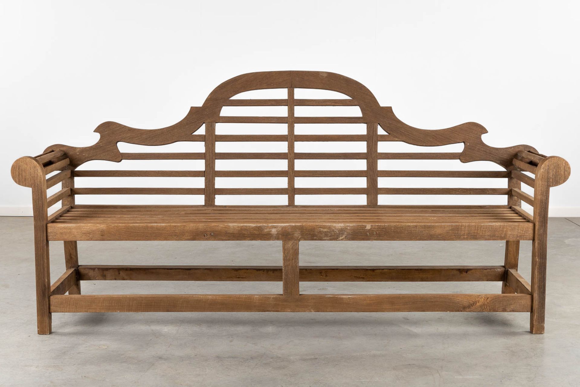 A large teak wood garden bench. (L:63 x W:226 x H:106 cm) - Bild 3 aus 10