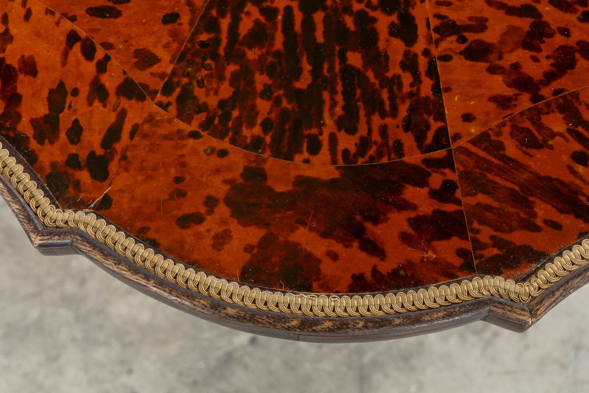 Maison Franck, a round coffee table with tortoise shell and a glass top. (H:59 x D:70 cm) - Bild 7 aus 11