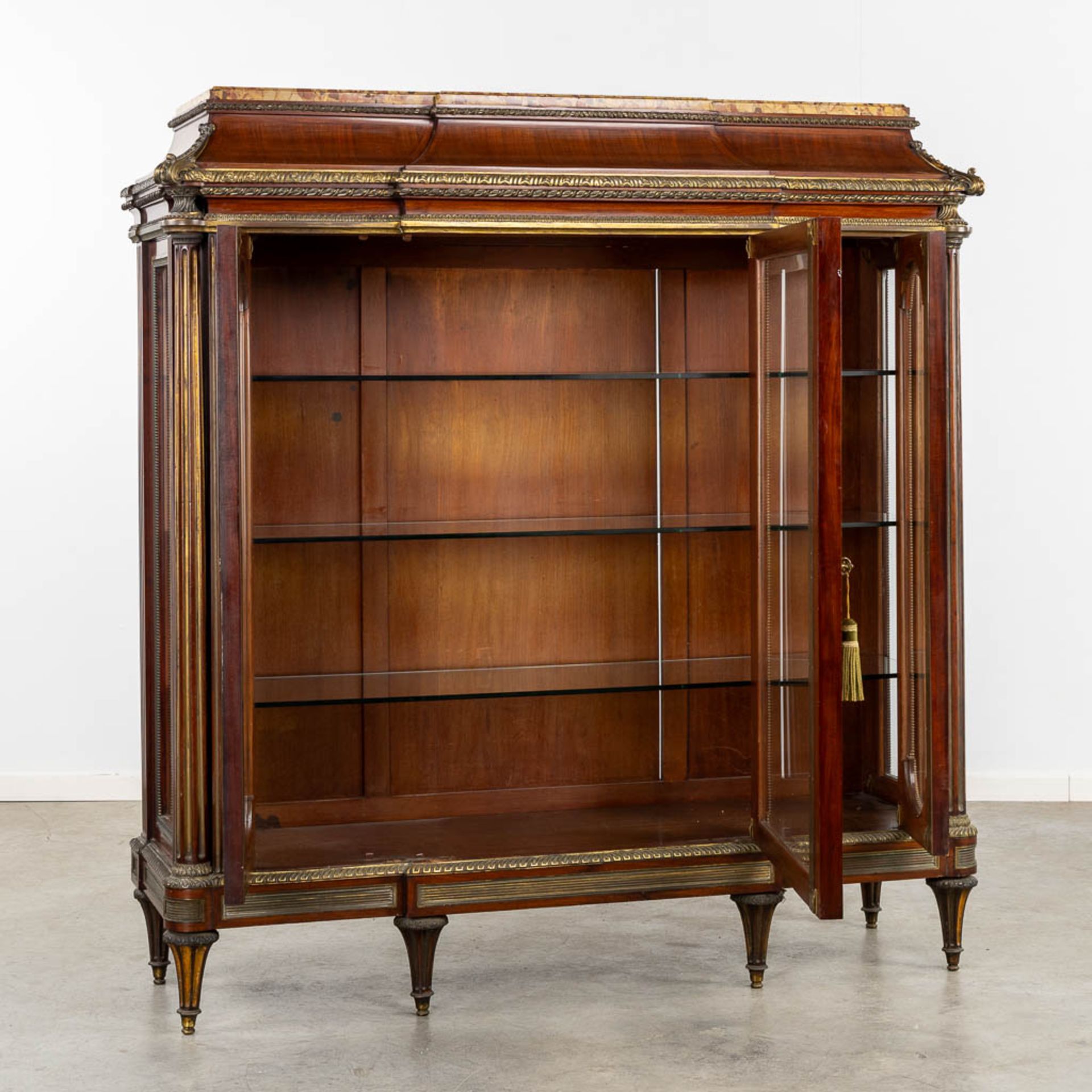 An exceptional display cabinet, richly mounted with bronze and a Breche D'alep marble top. Circa 188 - Bild 3 aus 13