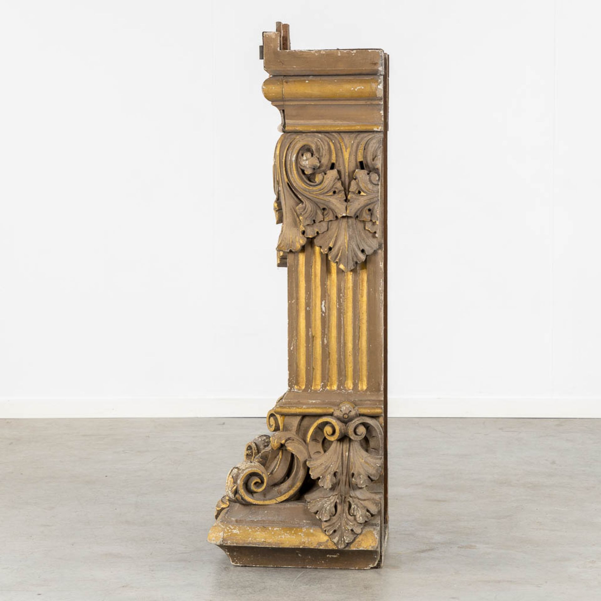 A richly gilt and woodsculptured pedestal with an ionic capitel. Circa 1900. (L:44 x W:60 x H:130 cm - Image 5 of 14