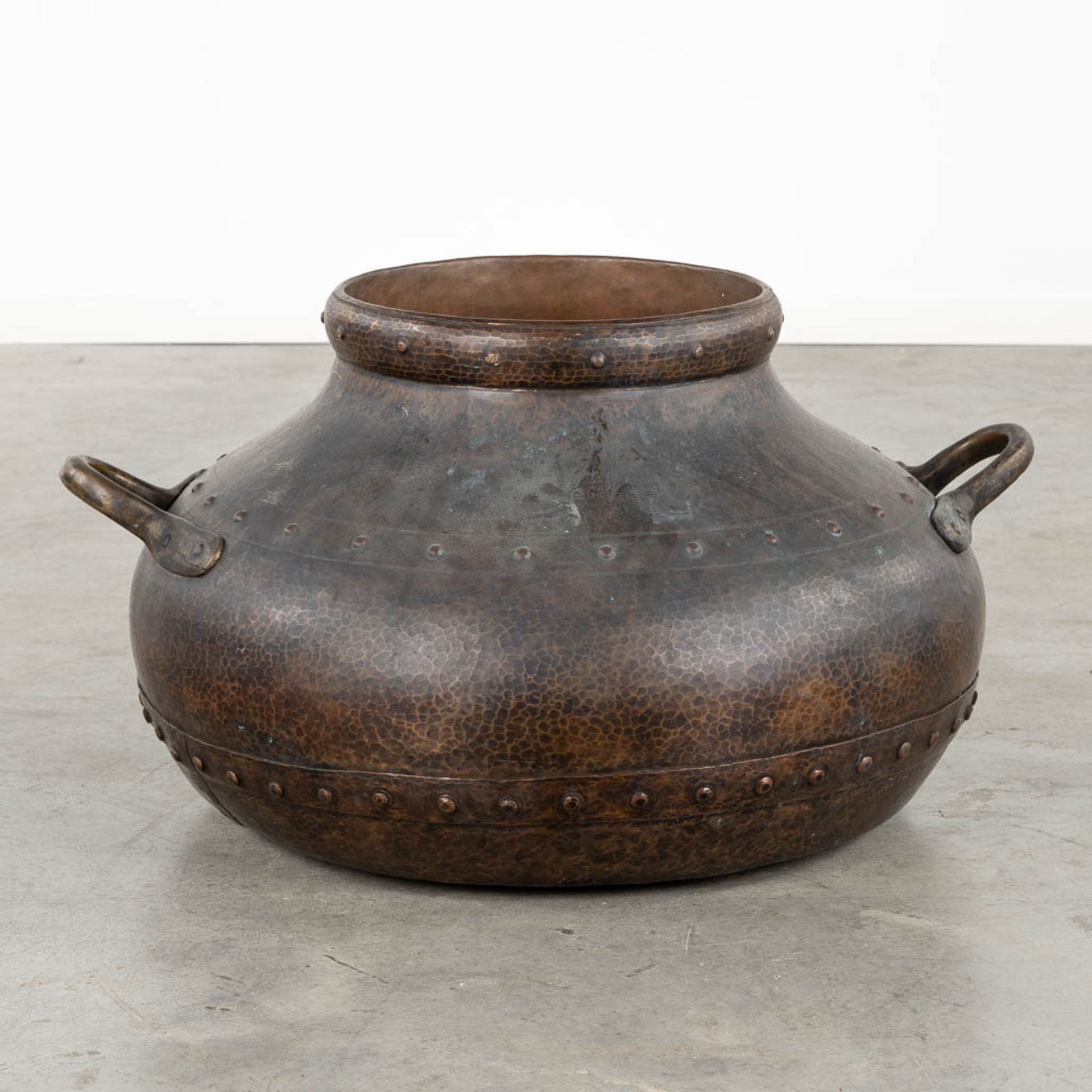 A large kettle, copper with brass rivets. (L:70 x W:80 x H:45 cm) - Bild 5 aus 11