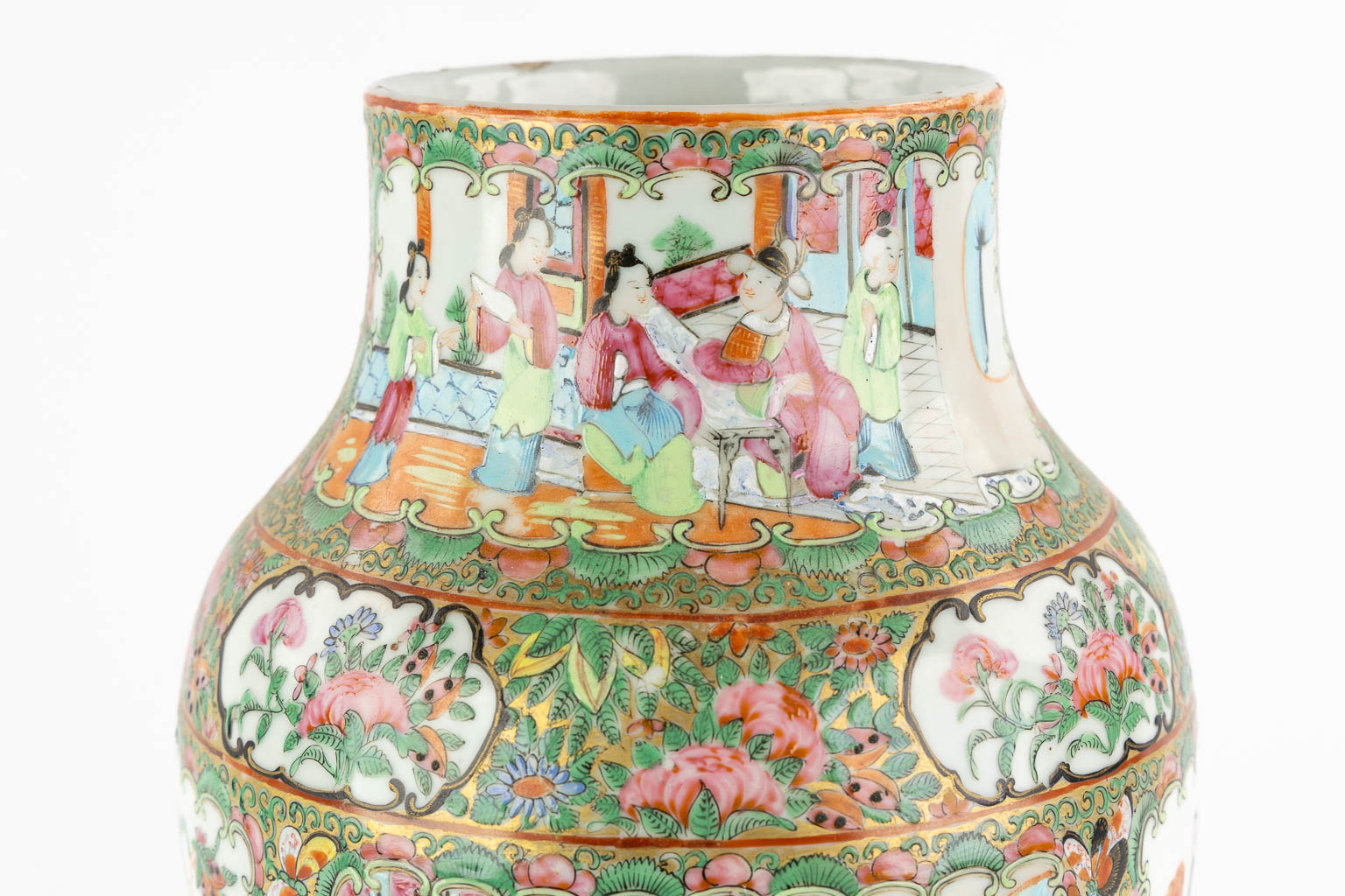 A Chinese Canton vase with a lid, interior scnes with figurines, fauna and flora. 19th/20th C. (H:4 - Image 15 of 19