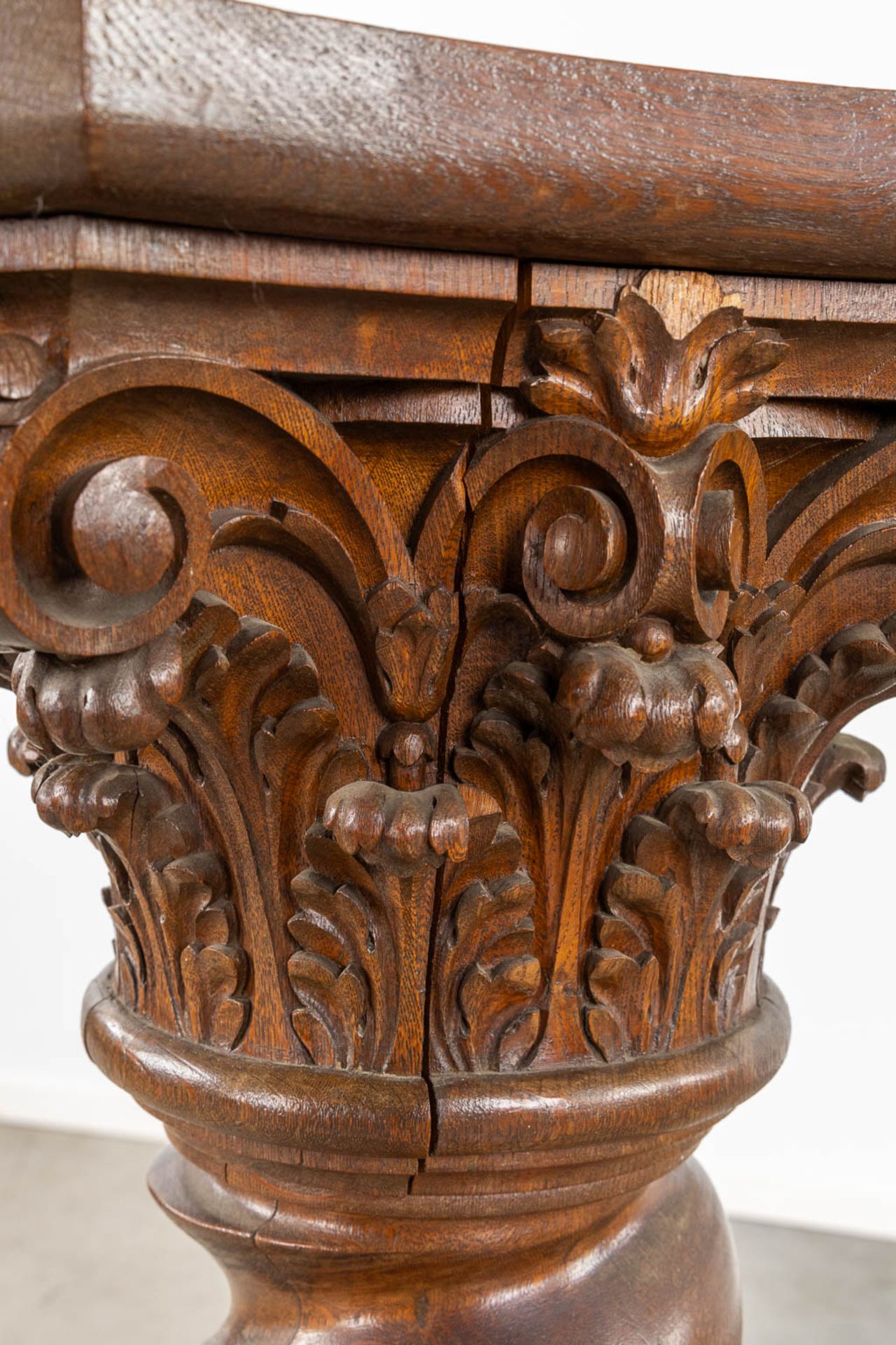 An antique oak-sculptured pedestal with a 'Corinthian' capitel. (L:43 x W:43 x H:120 cm) - Image 10 of 10