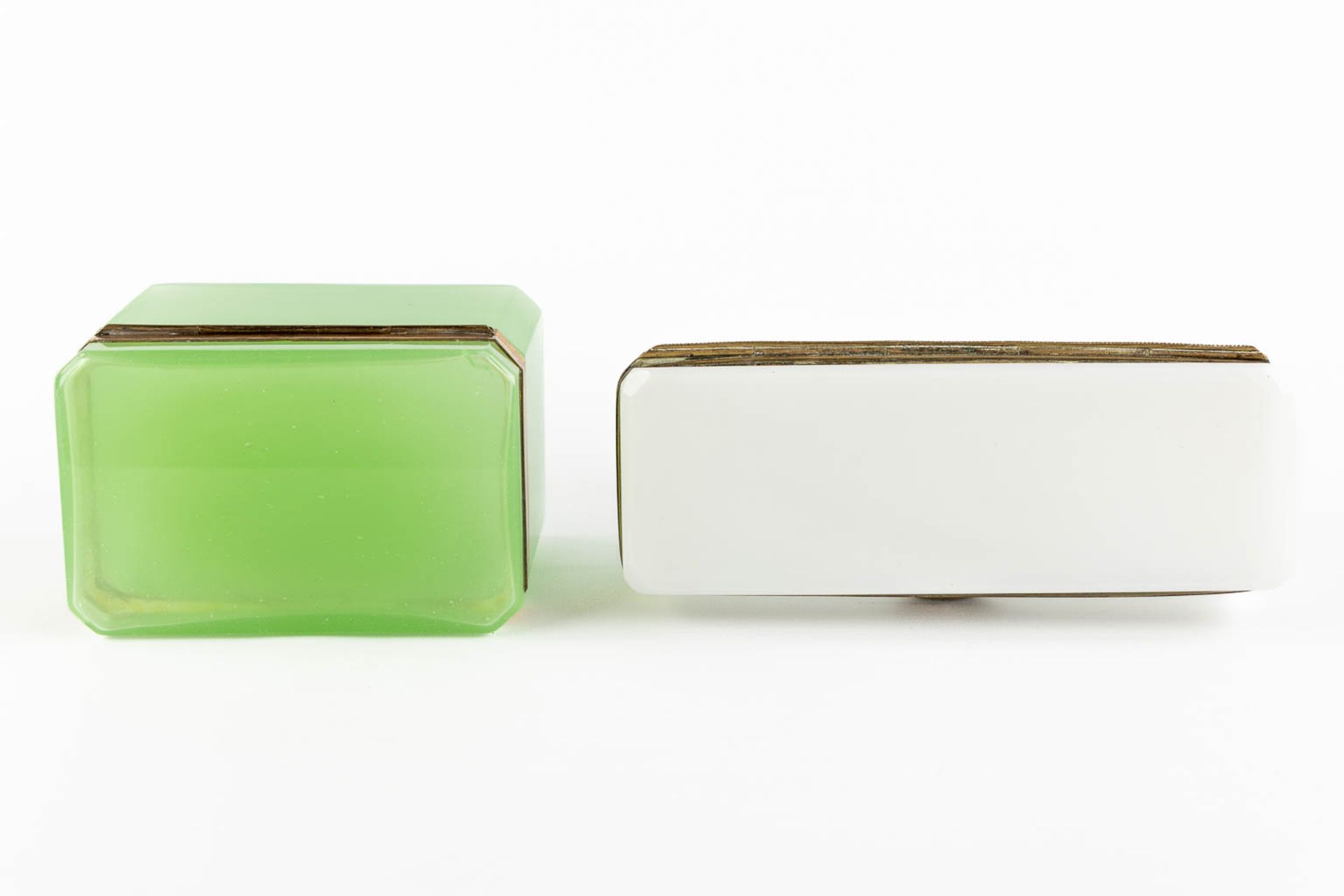 Two Opaline glass boxes with brass hardware. (L:9 x W:13,5 x H:10 cm) - Image 9 of 11