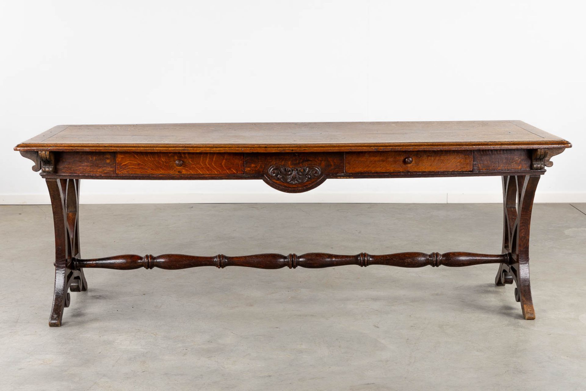 An antique desk/table with sculptures and a drawer, oak. 19th C. (L:77 x W:217 x H:76 cm) - Bild 4 aus 13