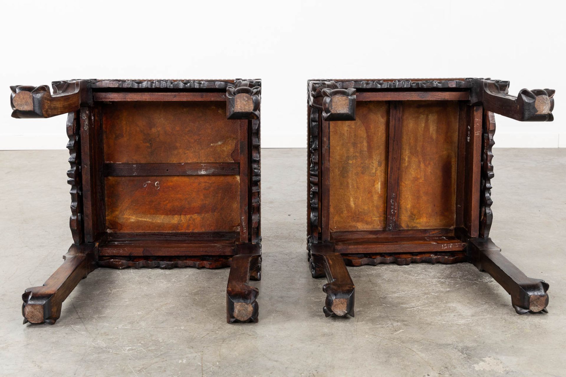 A pair of square Chinese side tables, hardwood with a marble top. (L:44 x W:44 x H:46 cm) - Bild 8 aus 11