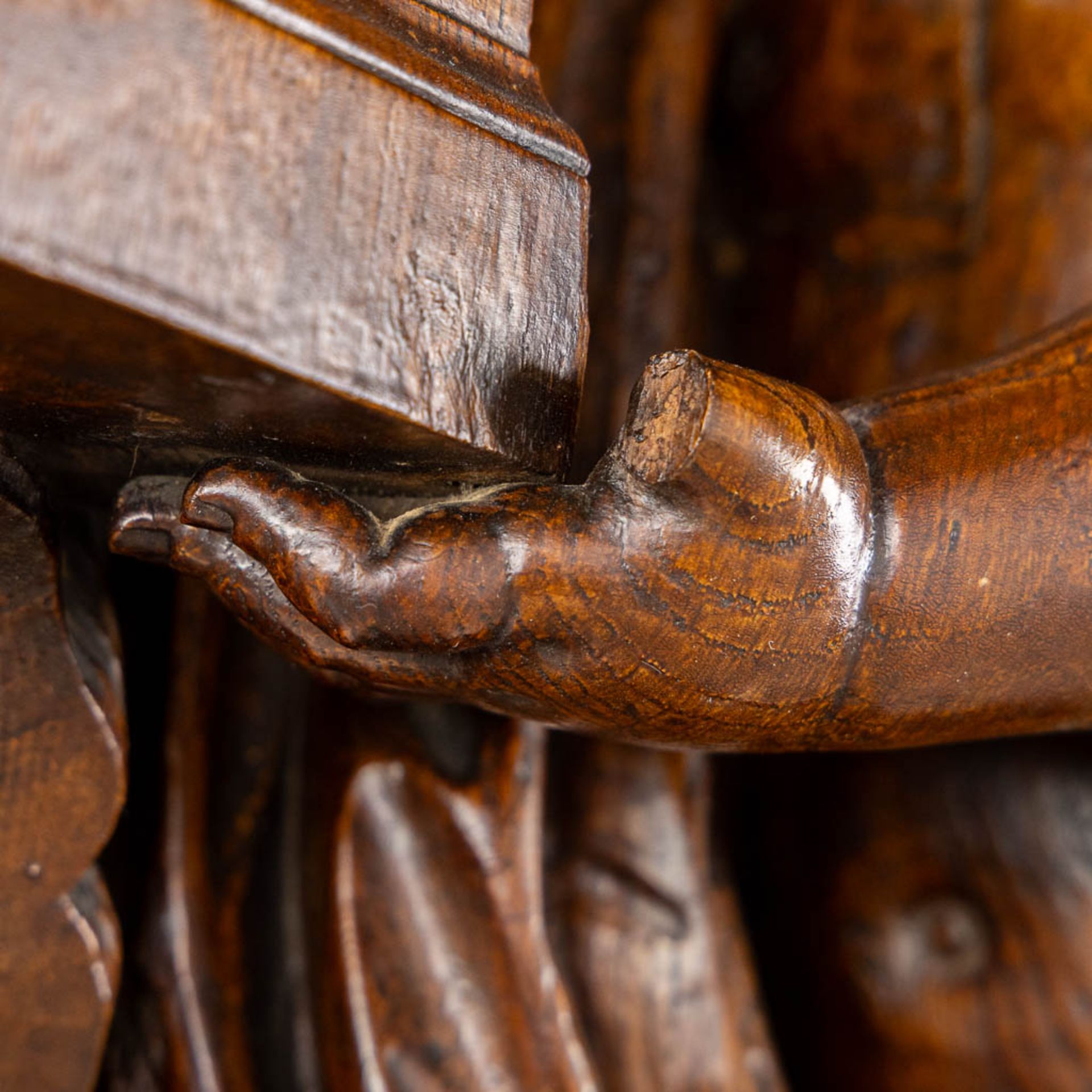 An exceptional pair of wood-sculptured angles, oak, 18th C. (W:45 x H:93 cm) - Bild 9 aus 16
