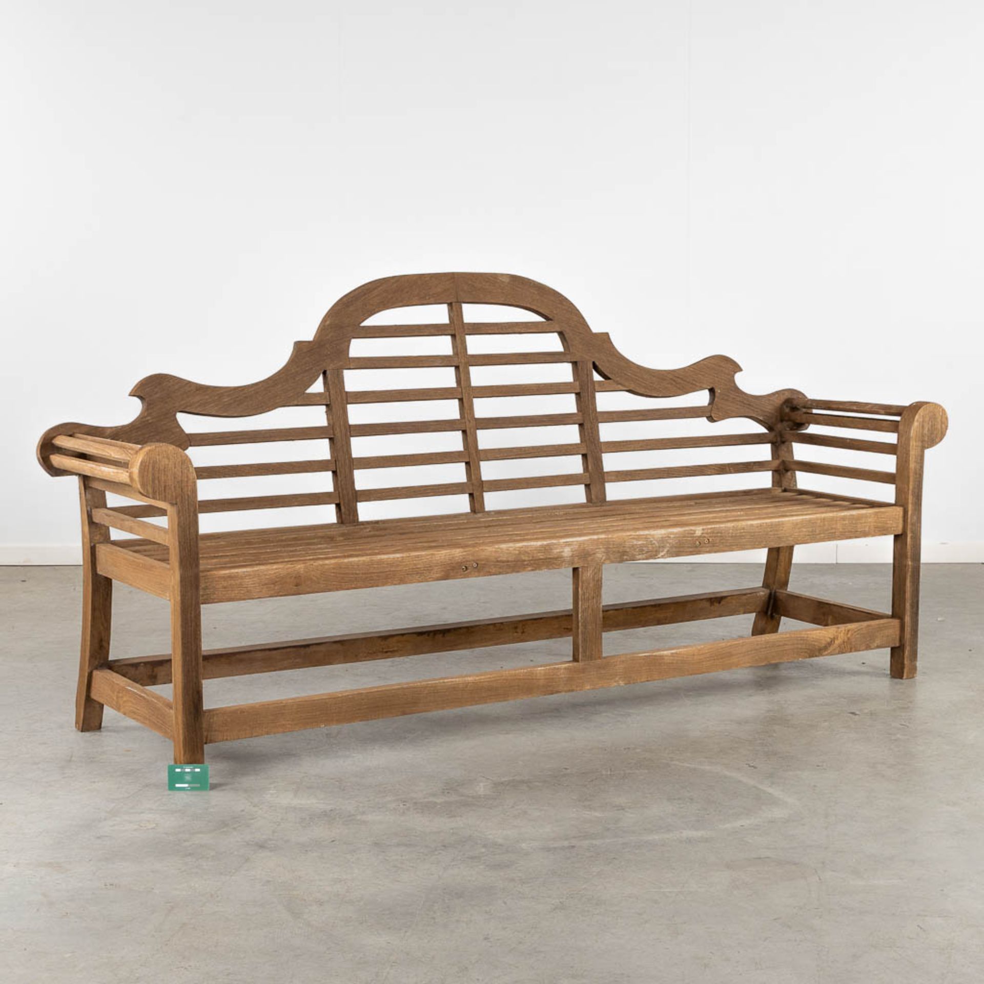 A large teak wood garden bench. (L:63 x W:226 x H:106 cm) - Bild 2 aus 10