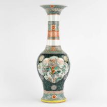 A Chinese vase, Famille Verte decorated with warriors. 19th C. (H:58 cm)