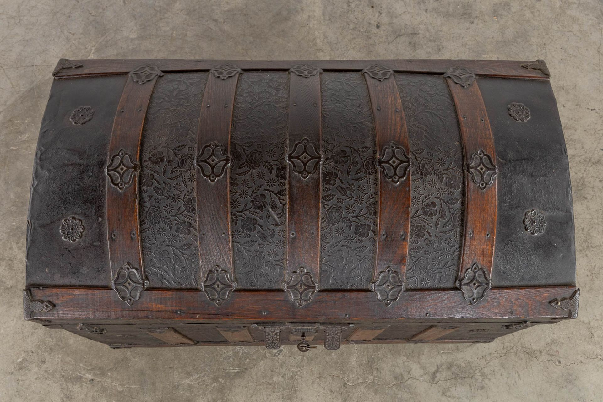 A large and antique chest decorated with leather and metal. (L:48 x W:95 x H:65 cm) - Bild 10 aus 13