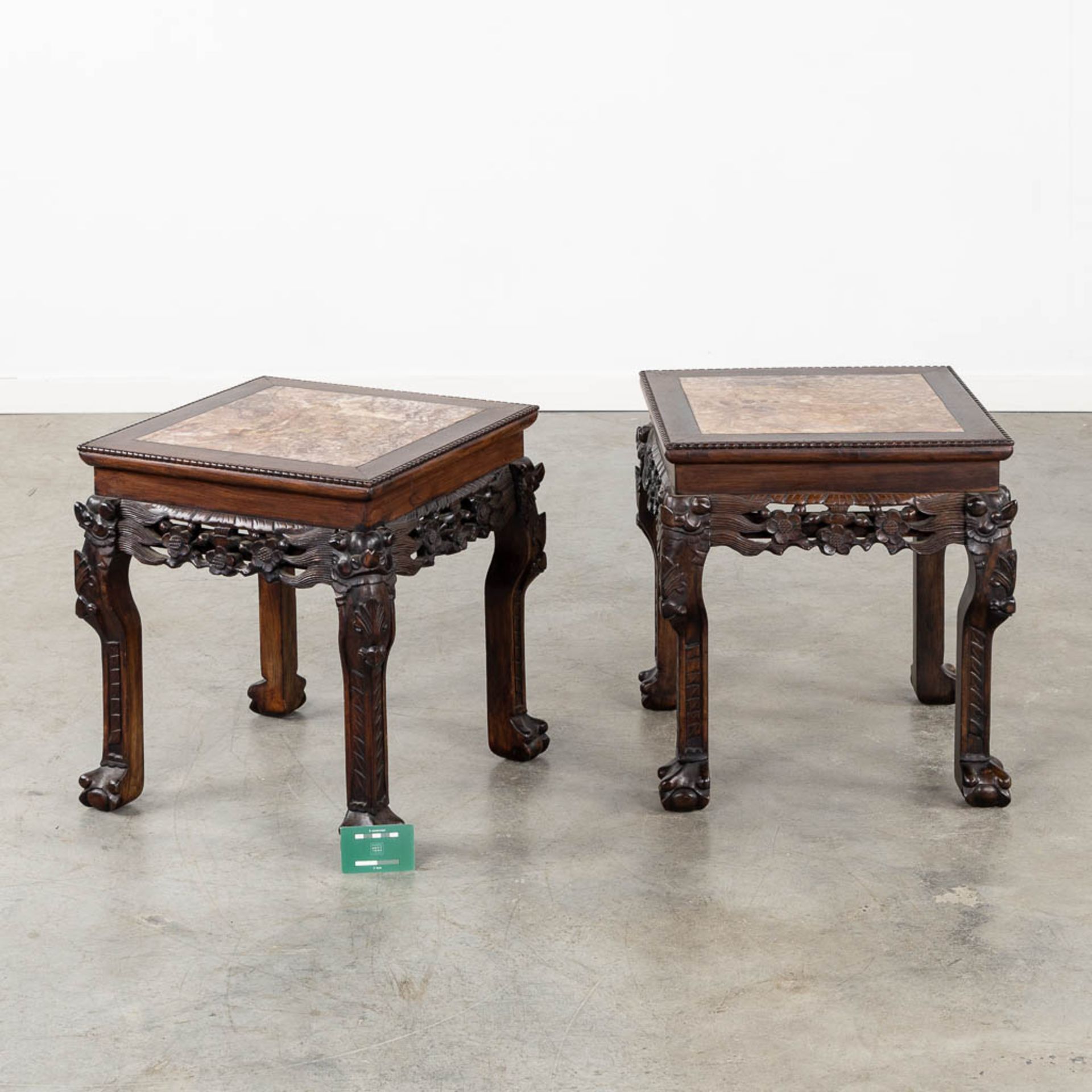 A pair of square Chinese side tables, hardwood with a marble top. (L:44 x W:44 x H:46 cm) - Bild 2 aus 11