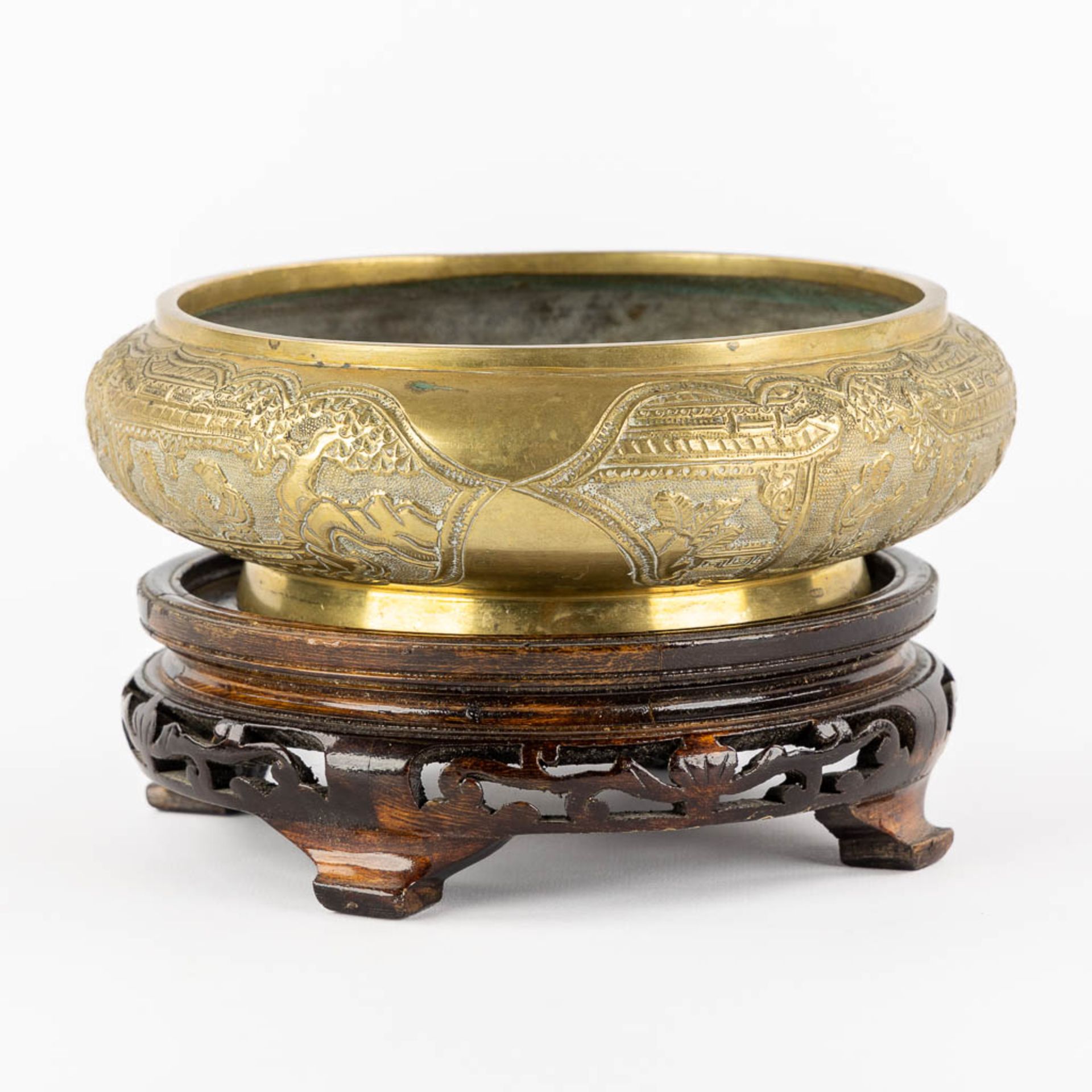 A Chinese bronze insence burner, standing on a wood base. (H:6,5 x D:22 cm) - Image 7 of 13