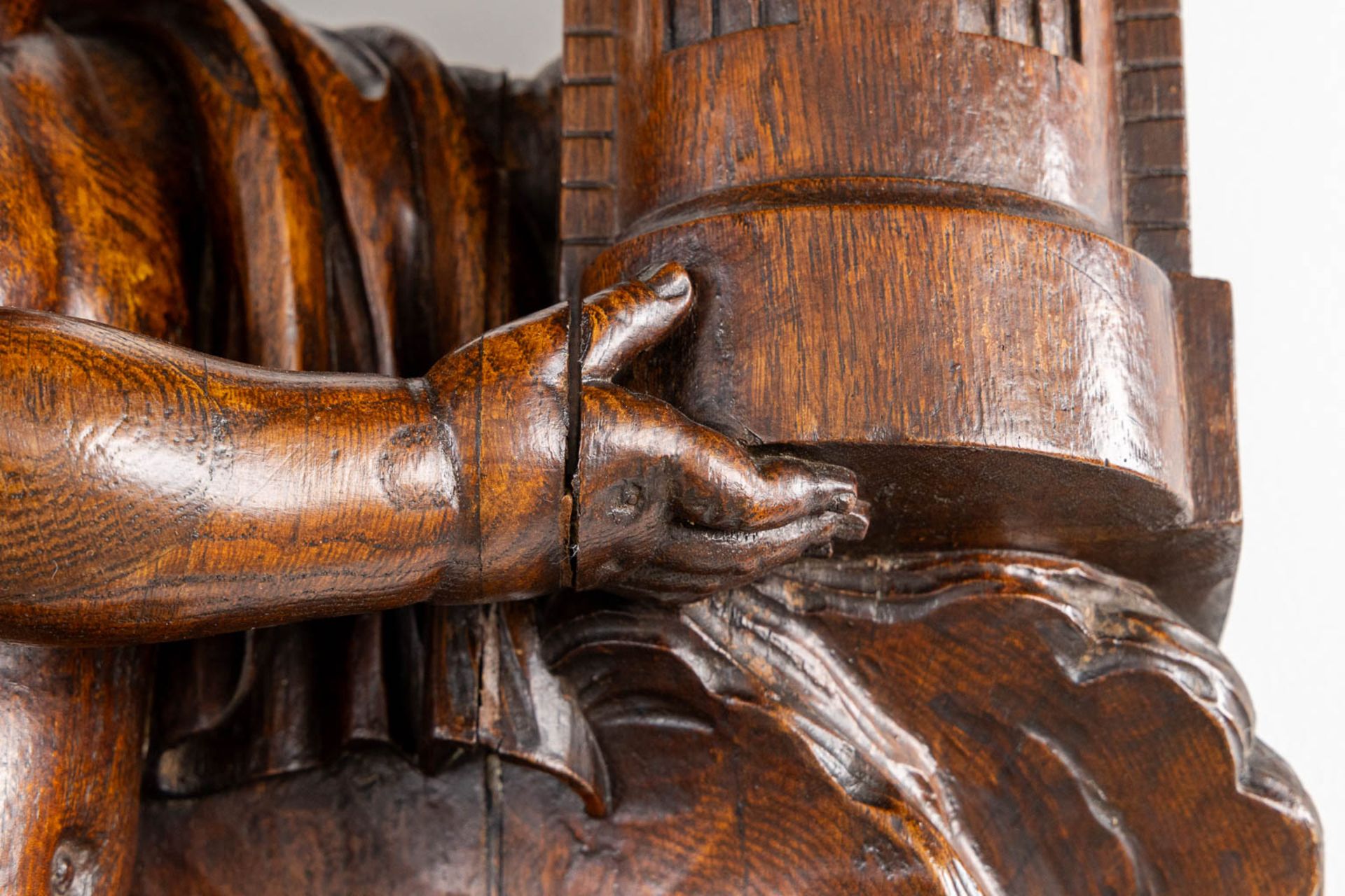 An exceptional pair of wood-sculptured angles, oak, 18th C. (W:45 x H:93 cm) - Bild 13 aus 16