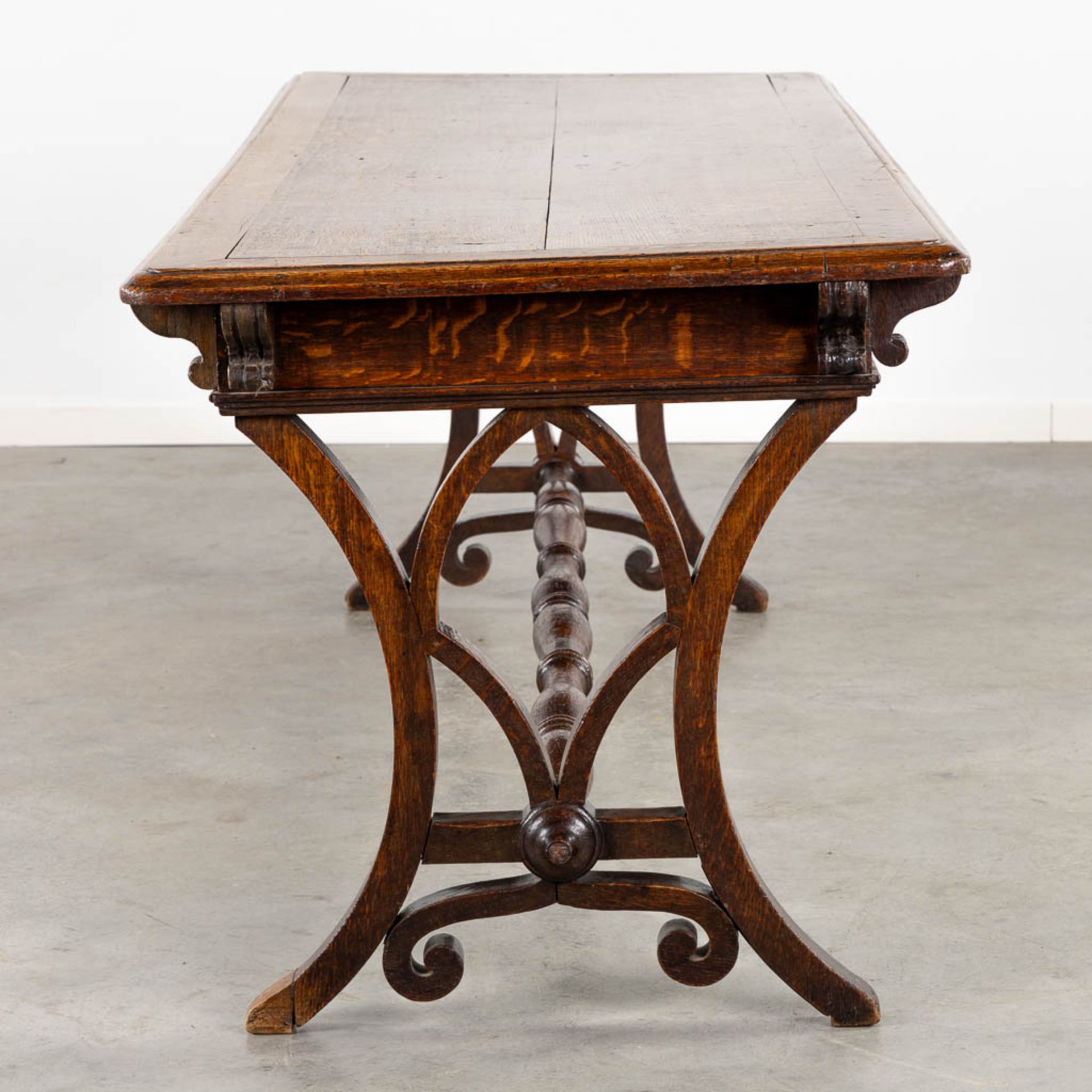 An antique desk/table with sculptures and a drawer, oak. 19th C. (L:77 x W:217 x H:76 cm) - Bild 5 aus 13