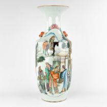 A Chinese vase decorated with wise men. (H:58 x D:23 cm)