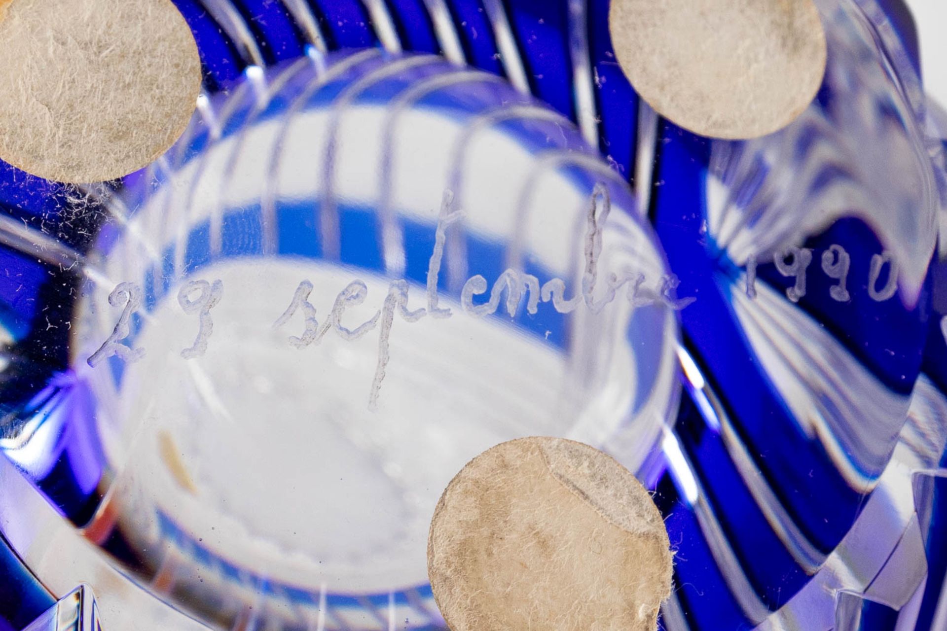 Val Saint Lambert, a blue and white crystal vase. (H:29,5 x D:15 cm) - Image 10 of 11