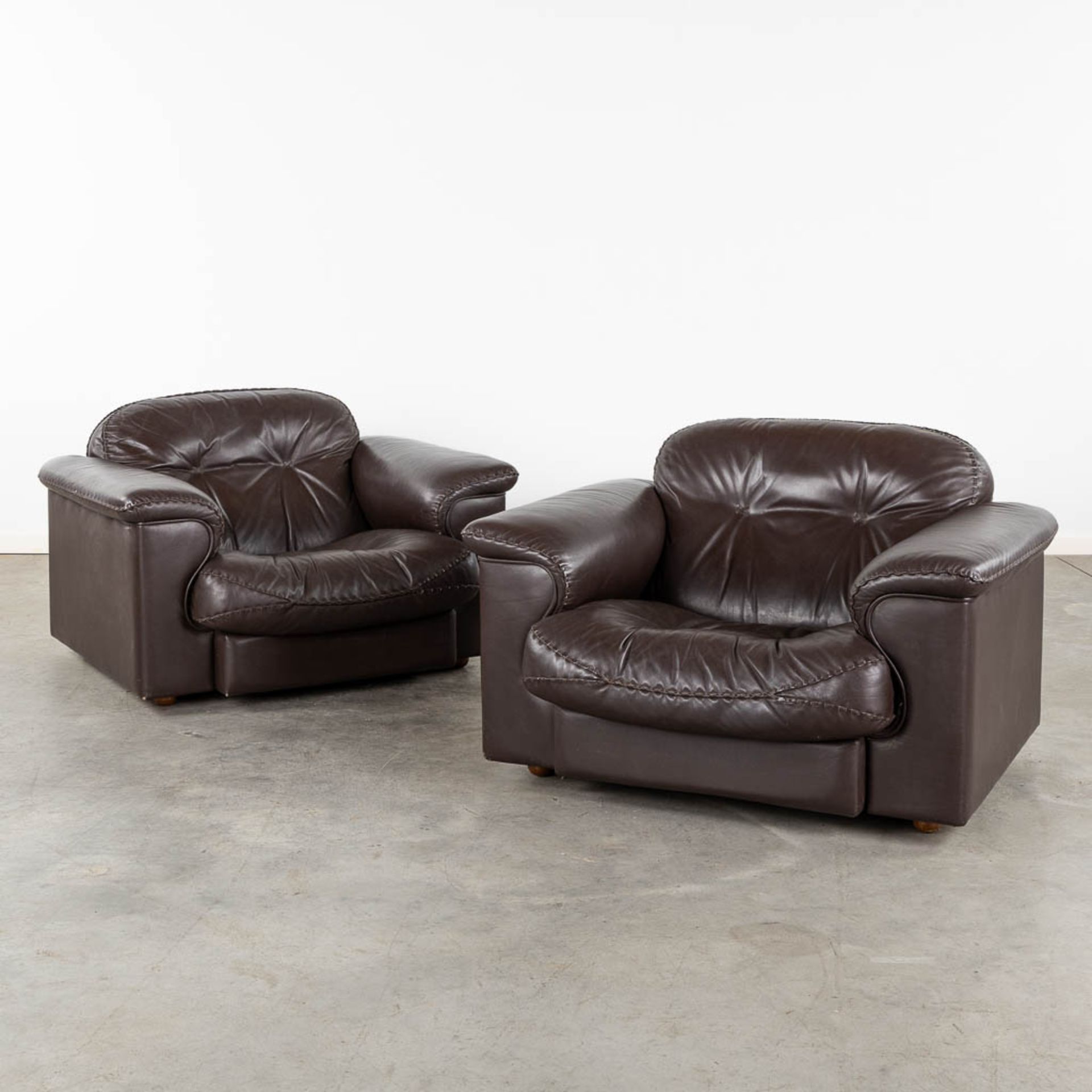 De Sede DS101, a pair of brown leather sofa's. (L:93 x W:108 x H:67 cm)