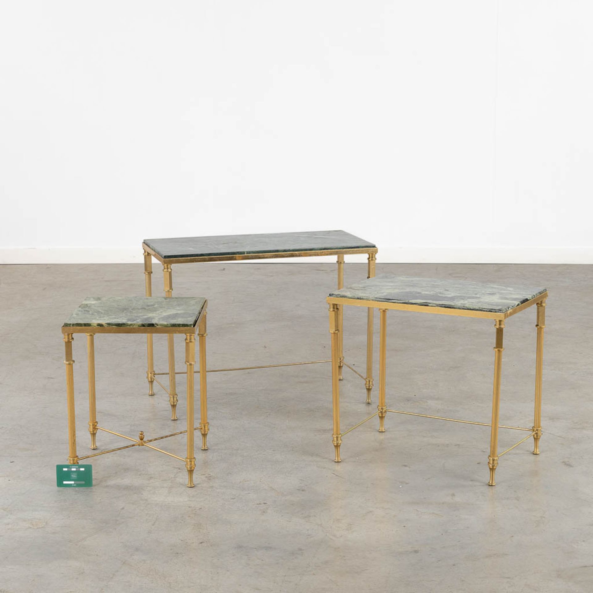 A set of 3 nesting tables, brass with green marble. (L:31 x W:61 x H:46 cm) - Bild 2 aus 8