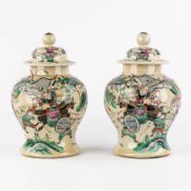 A pair of Chinese Nanking Baluster vases with covers, decorated with warrior scnes. (H:32 x D:19 cm