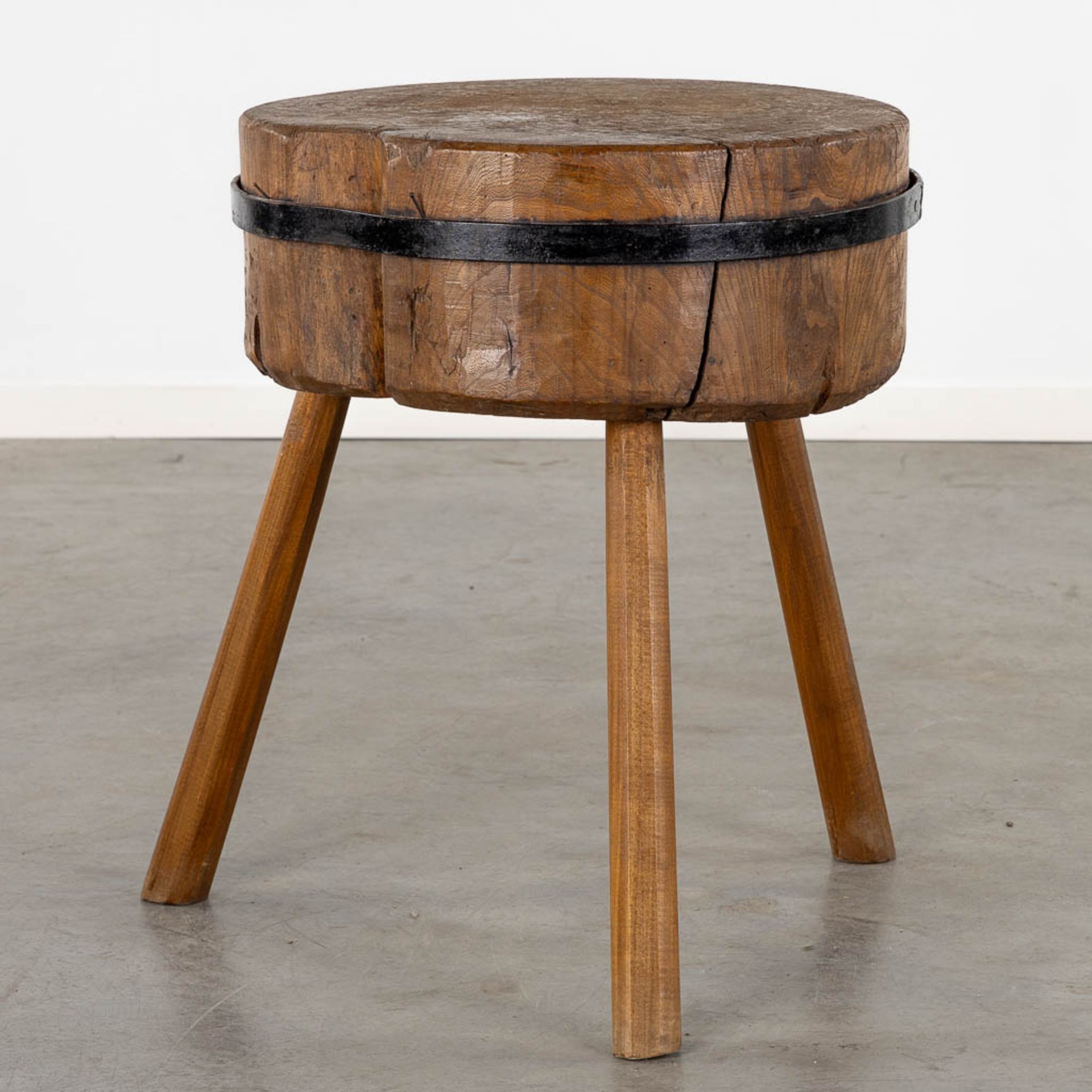 A small and antique 'Butcher's block', standing on three legs. (H:68 x D:56 cm) - Image 4 of 8