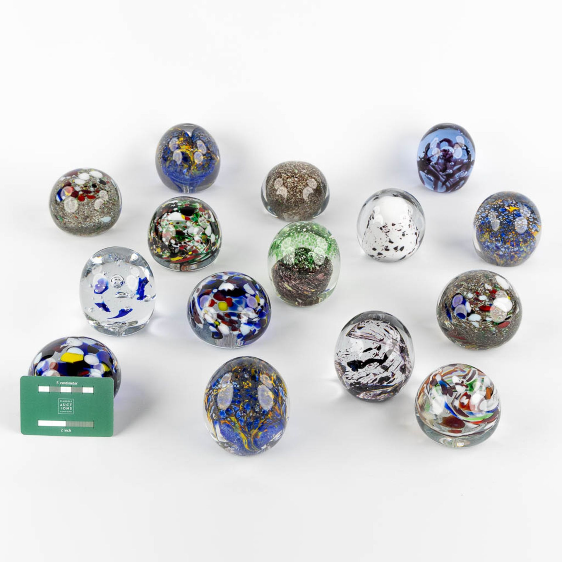 15 paperweights or Presse Papiers, probably made in Murano Italy. (H:8 x D:8 cm) - Bild 2 aus 15