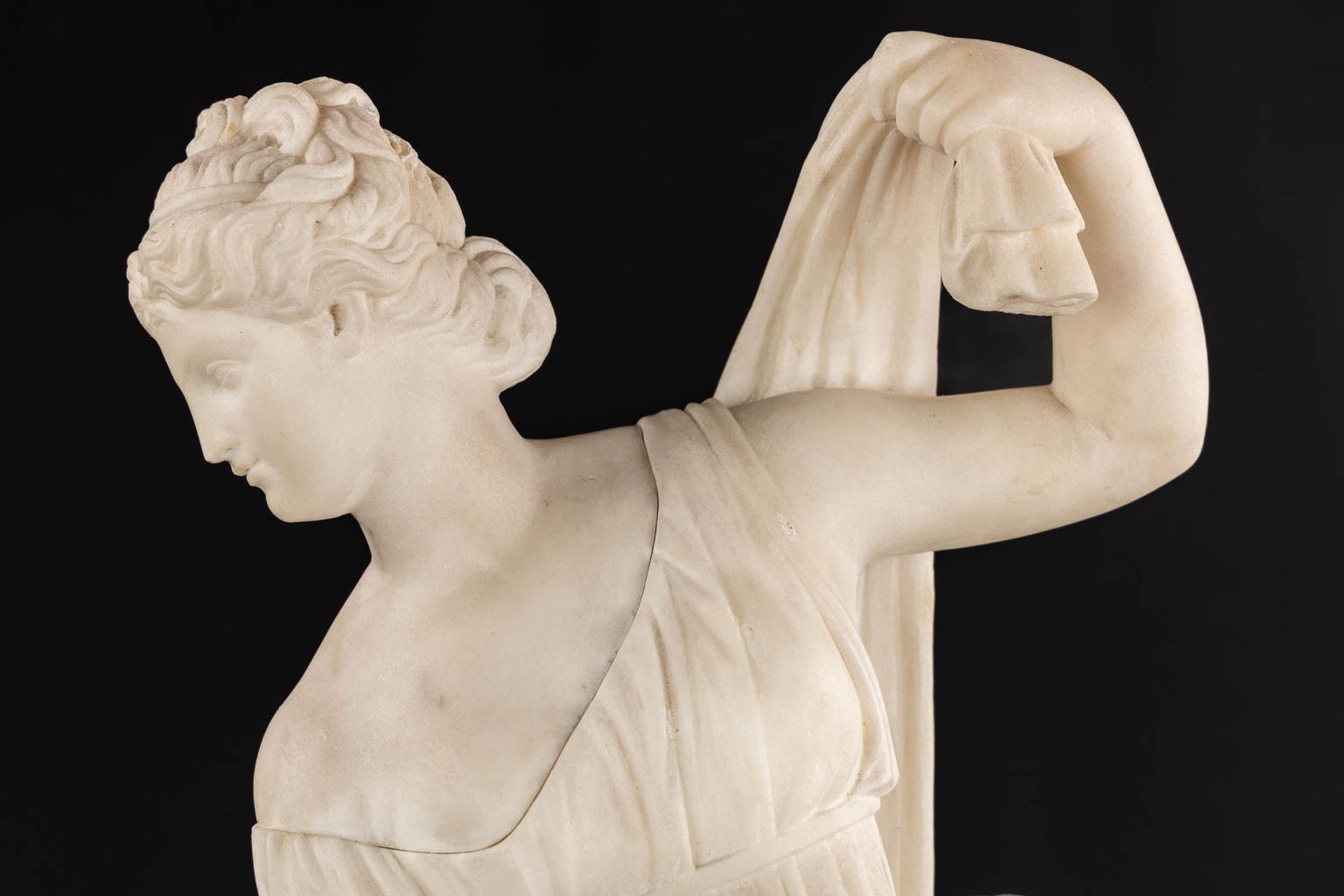 An antique sculpture 'Venus Callipyge', white Carrara marble. Neoclassical, 19th C. (L:16 x W:21 x H - Bild 10 aus 10