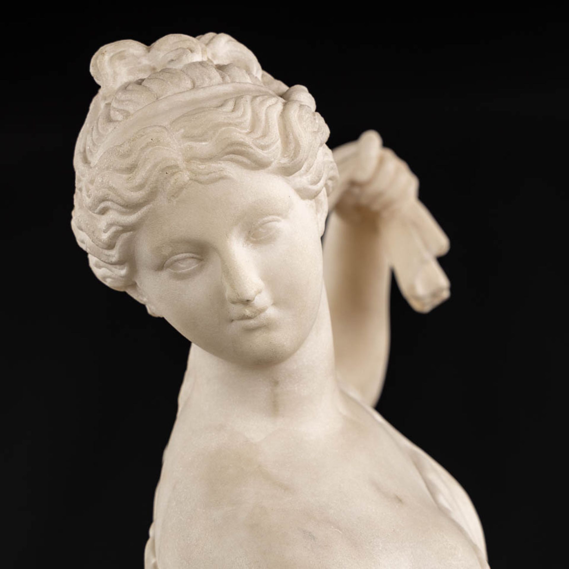 An antique sculpture 'Venus Callipyge', white Carrara marble. Neoclassical, 19th C. (L:16 x W:21 x H - Bild 8 aus 10