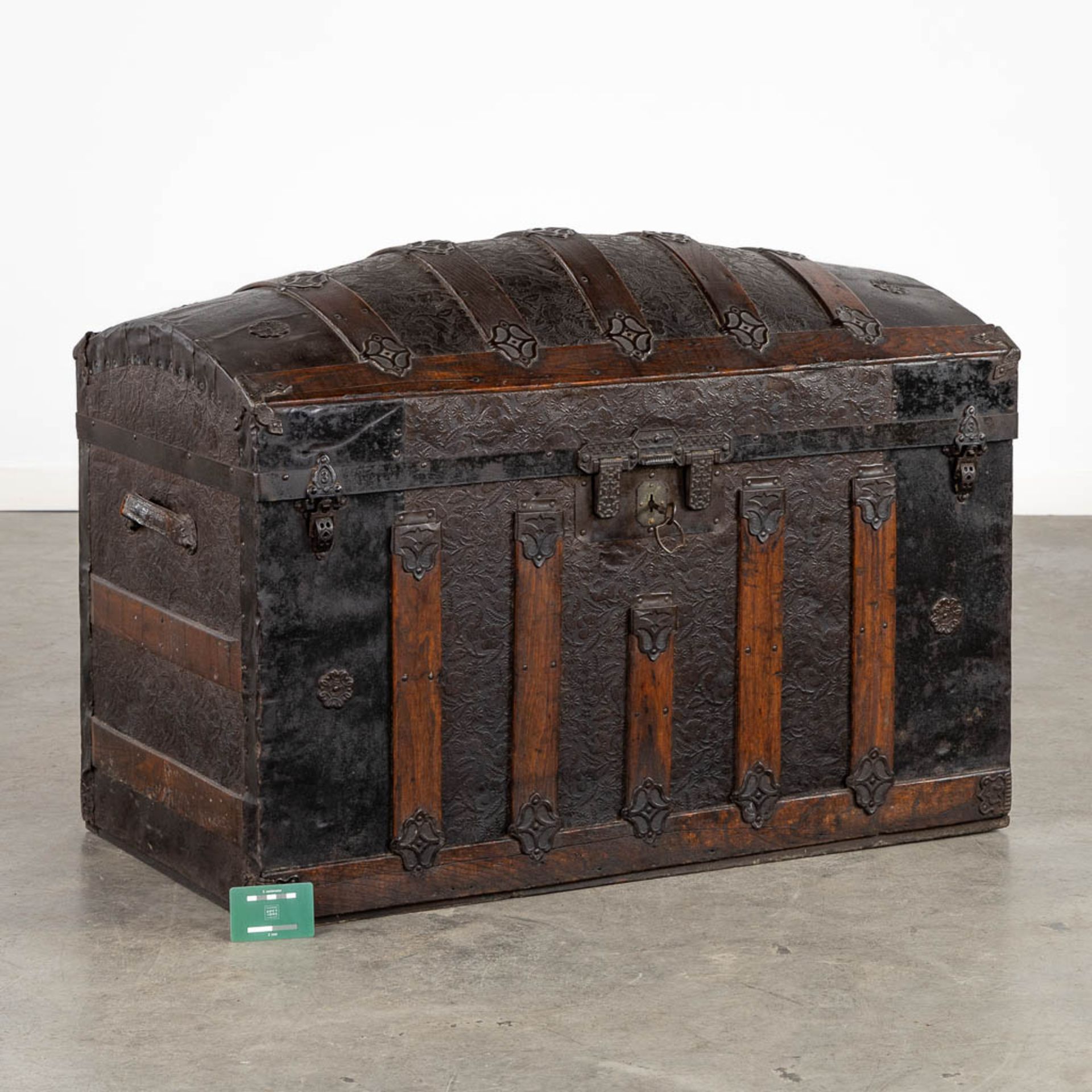 A large and antique chest decorated with leather and metal. (L:48 x W:95 x H:65 cm) - Bild 2 aus 13