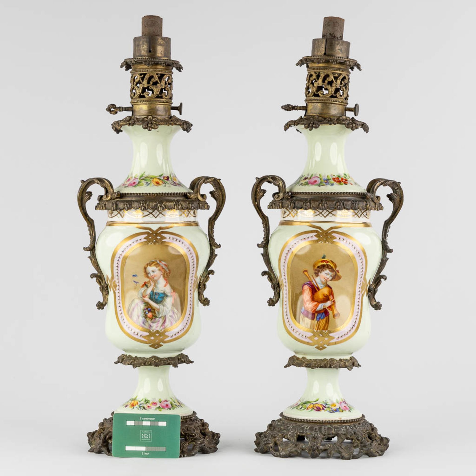 A pair of oil lamps with hand-painted decors, mounted with bronze. 19th C. (L:18 x W:20 x H:57 cm) - Bild 2 aus 18